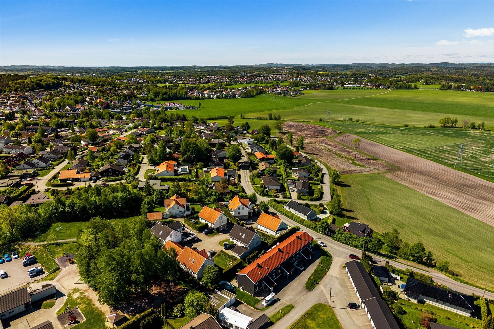 Området består hovedsakelig av eneboliger og rekkehus, med nærhet til grønne friområder. Galleribilde