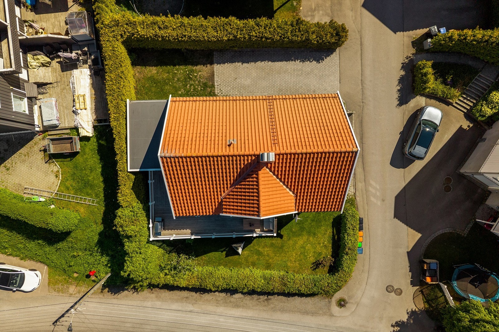 Tomten er skjermet med hekk og har en fin beliggenhet på et hjørne, og lite innsyn da eneboligen ligger nederst. Galleribilde