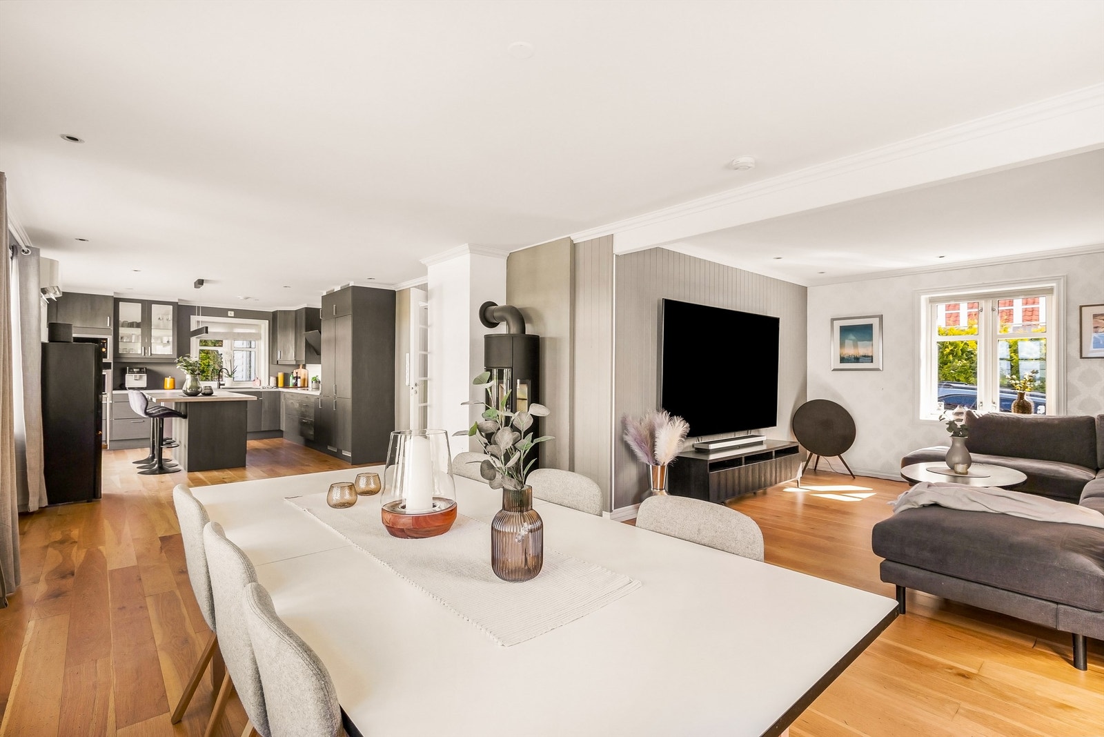 Stuen har god plass til både spisebord og en romslig sofagruppe. Balansert ventilasjon i hoveddelen ( ikke i leiligheten i underetasjen ) Galleribilde