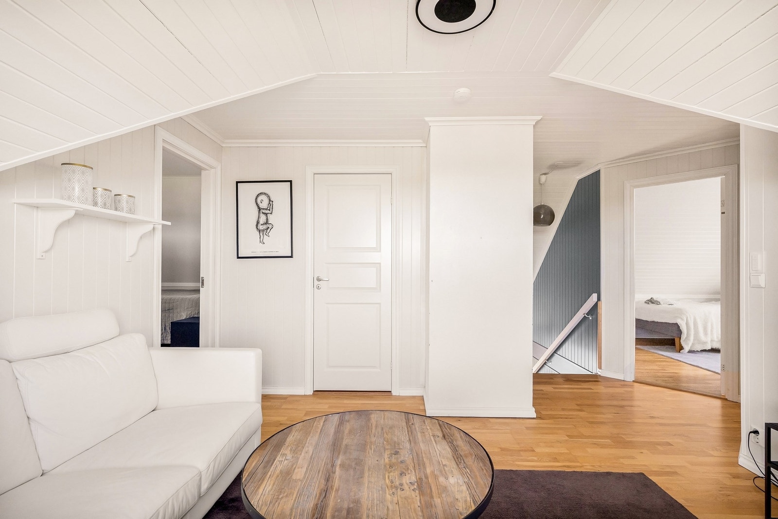 Etasjen har en arealeffektiv planløsning med tilgang til tre soverom og bad fra loftstuen. Galleribilde