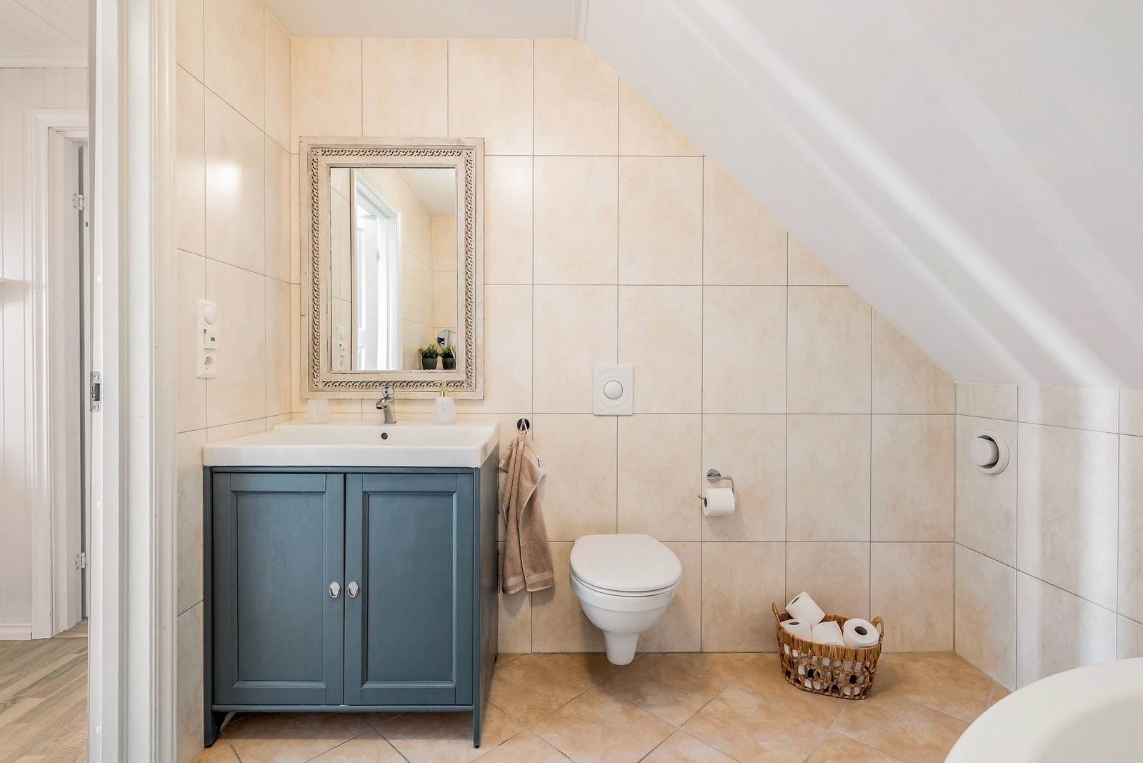 Badet i andre etasje har flislagt gulv med varme og vegghengt toalett. Galleribilde