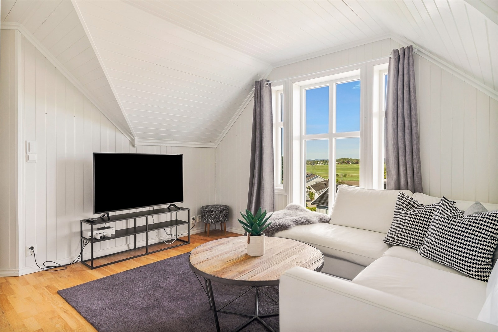 Loftstuen i andre etasje er et lunt og tilbaketrukket oppholdsrom med fin utsikt. Perfekt for barnefamilien. Galleribilde