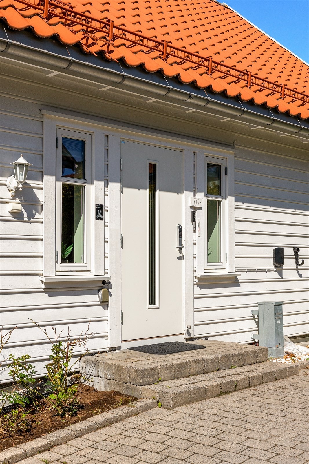 Ytterdøren har profilert flate og glassfelt, og er fra byggeåret. - Velkommen inn! Galleribilde