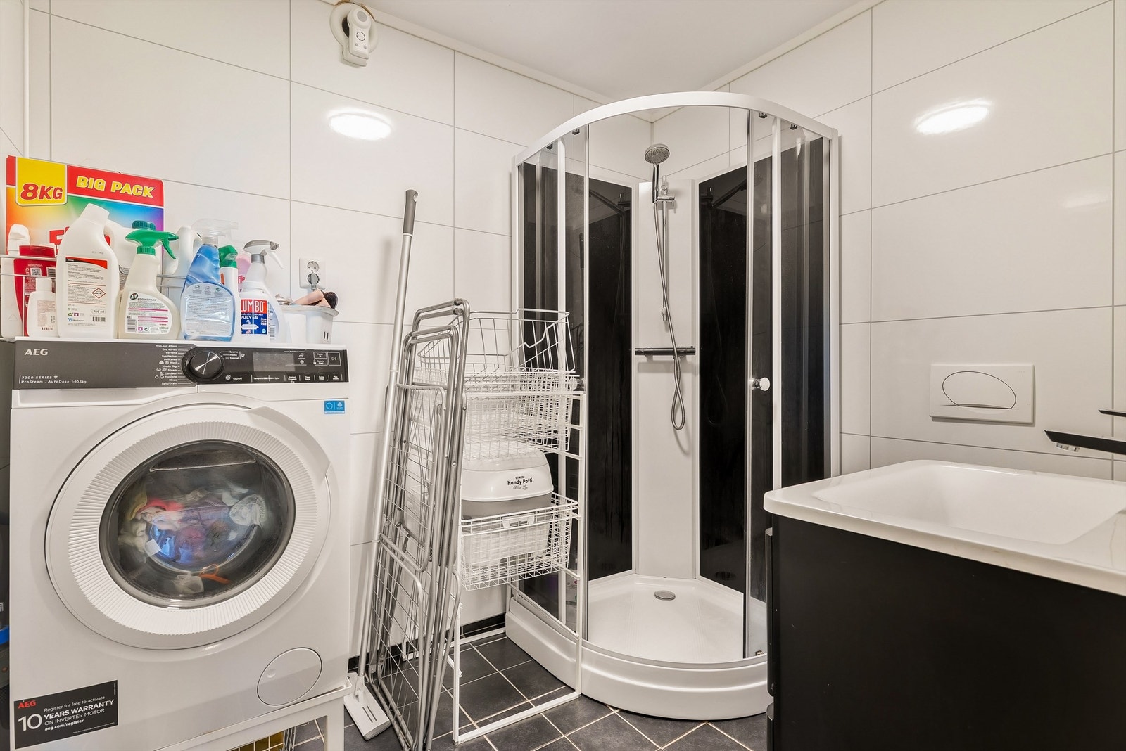 Badet i utleiedelen er oppgradert i 2022, med varmekabler, våtromsplater og opplegg for vaskemaskin. Galleribilde