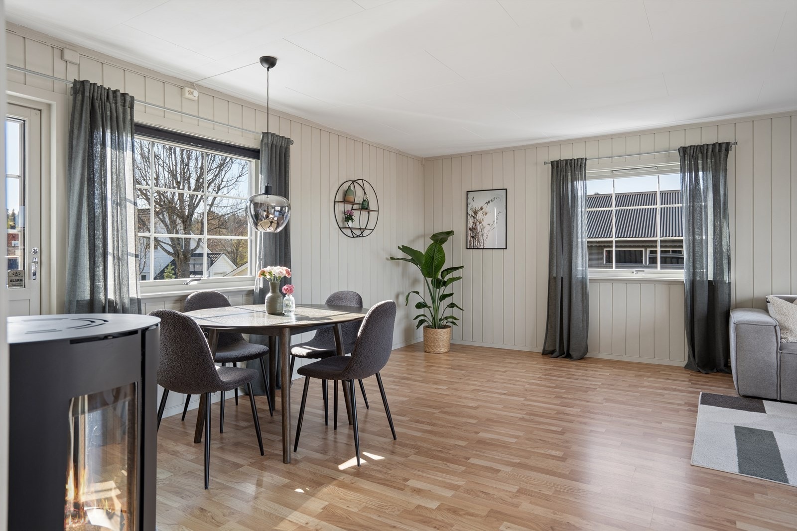 Stuen byr på god plass til både spisestue og sofakrok. Galleribilde
