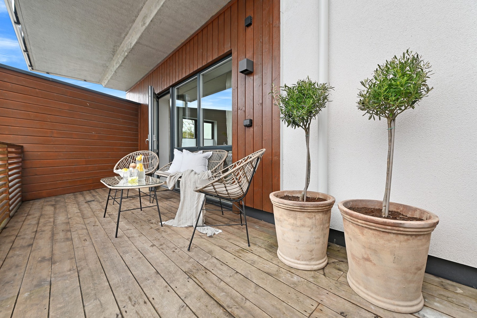 Store deler av sommerhalvåret står døren oppe og mye tid blir tilbrakt her ute. Det er god plass til grill, sittegruppe og potter med sommerblomster. Galleribilde