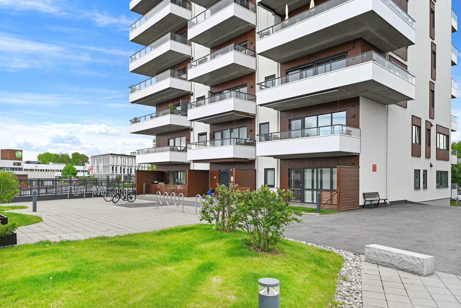 Midtveien 2 er en flott 3- roms selveierleilighet med garasjeplass, fra 2021. Galleribilde