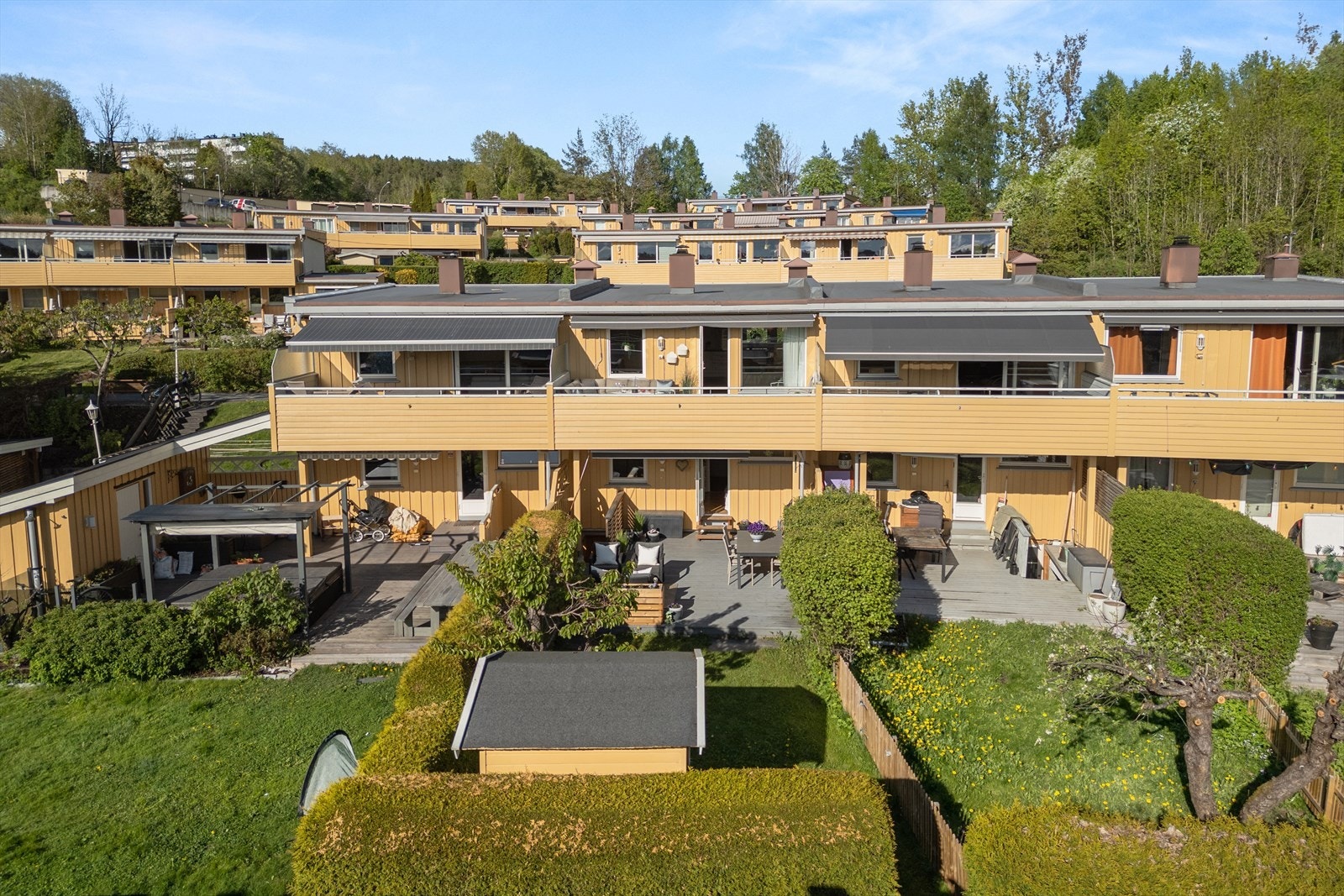 Welding Olsens vei 66 ligger i et svært barnevennlig og attraktivt boligområde på Rustad. Området er kjent for sine grønne omgivelser og rolige atmosfære, samtidig som du har kort vei til flotte turområder i Østmarka. Galleribilde