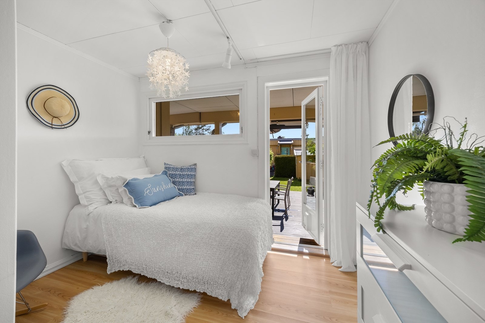 Boligen har tre gode soverom (inkludert rommet som benevnes som innredet rom). Dette soverommet har direkte utgang til terrasse og videre til hagen. Galleribilde