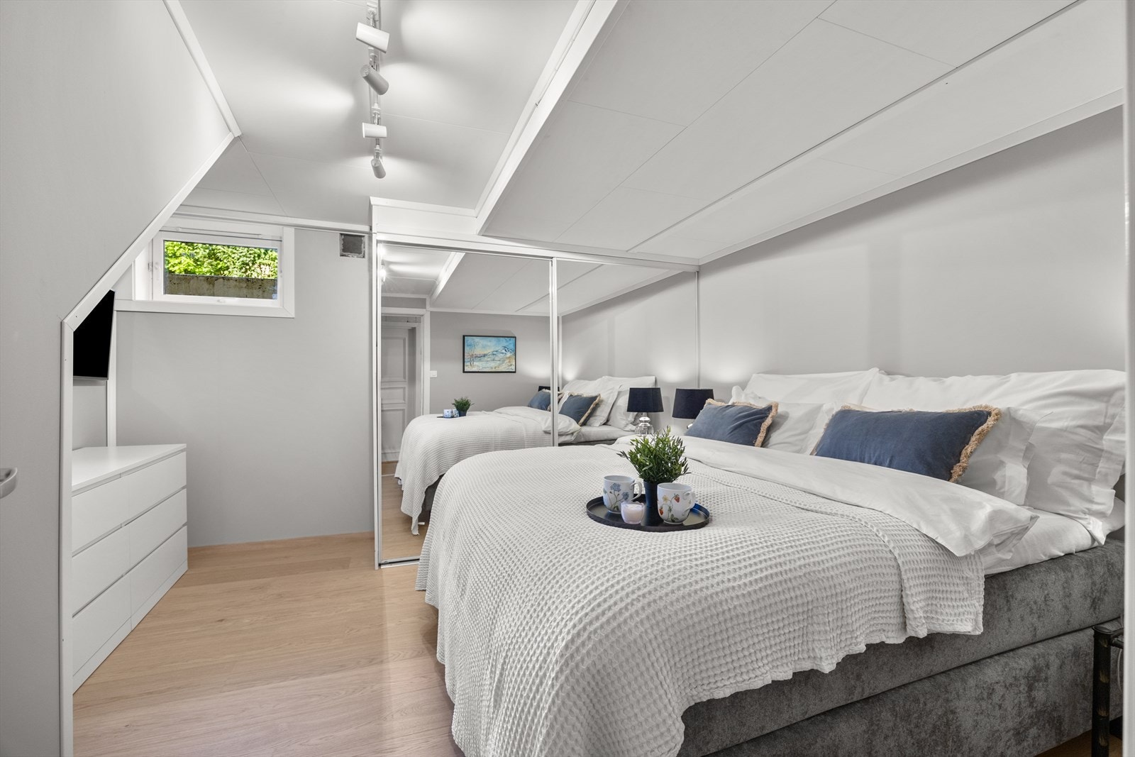 Hovedsoverommet er utstyrt med en romslig skyvedørsgarderobe som gir rikelig med oppbevaringsplass. Galleribilde