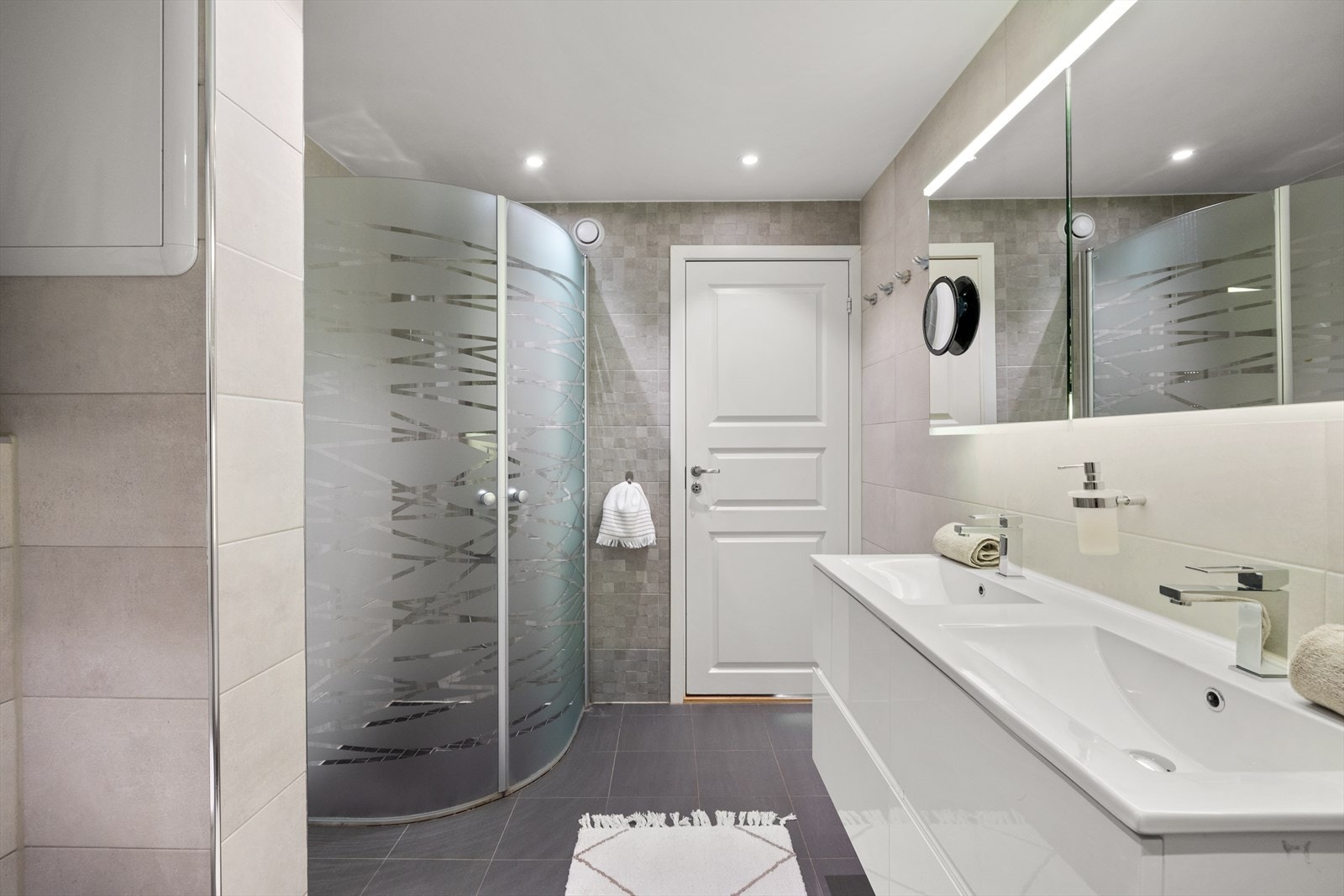 Badet er funksjonelt innredet. Galleribilde