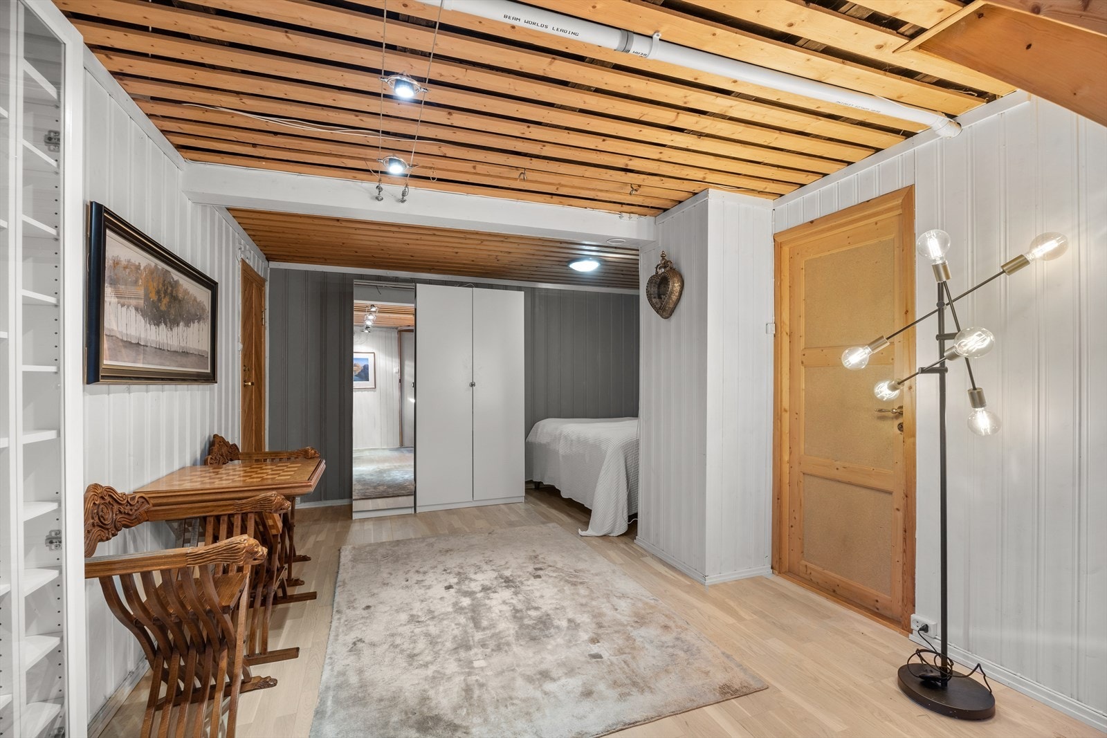 Rommet er perfekt for både store og små, ikke minst for tenåringen til å kunne trekke seg litt tilbake. Rommet har egen inngang fra utsiden. Galleribilde