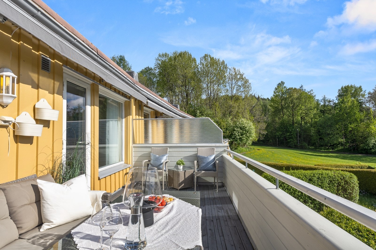 Veranda er av god størrelse og har god plass til sittegruppe og annet møblement. Galleribilde