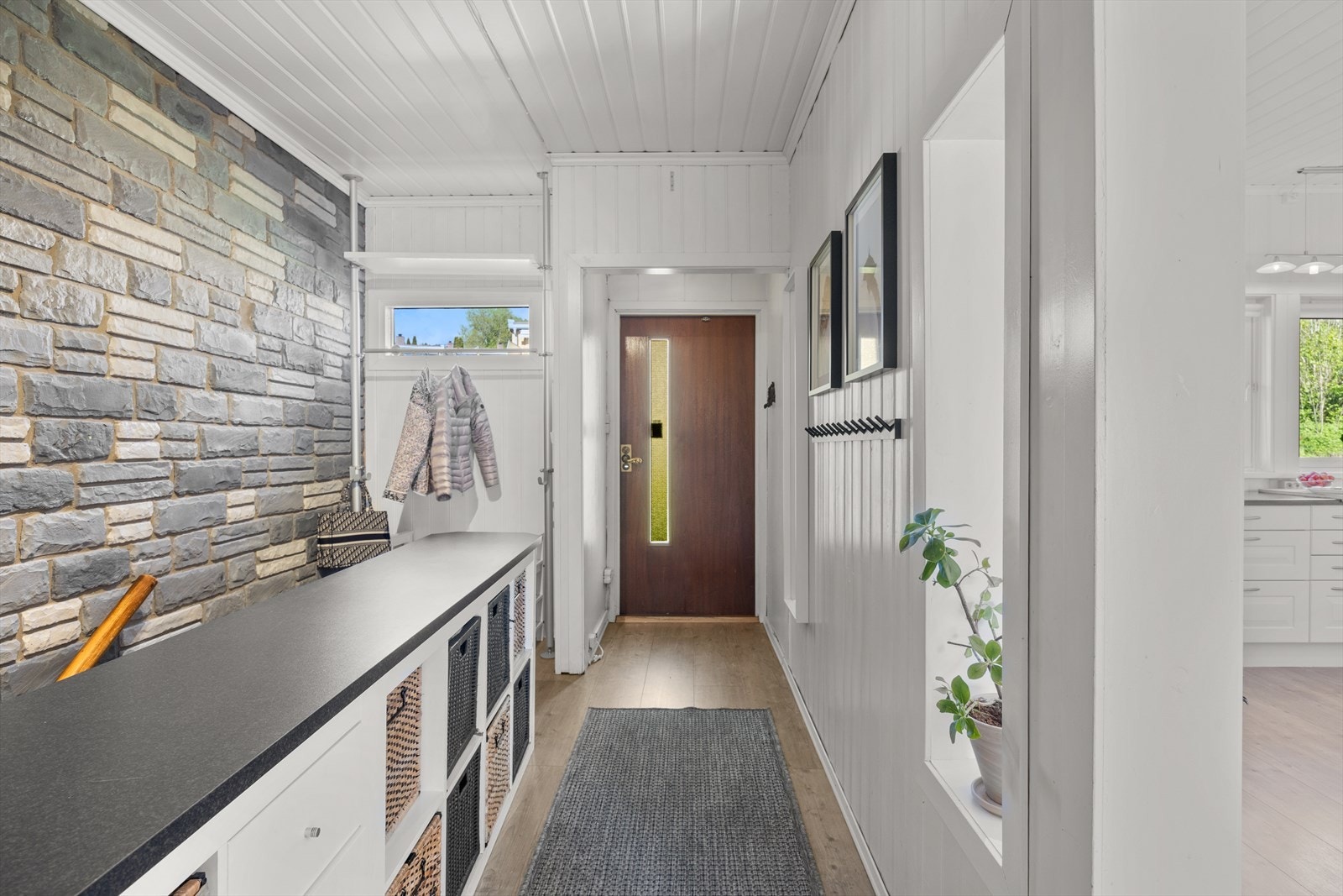 Entré er av god størrelse med god plass til oppbevaring av yttertøy og sko. Galleribilde
