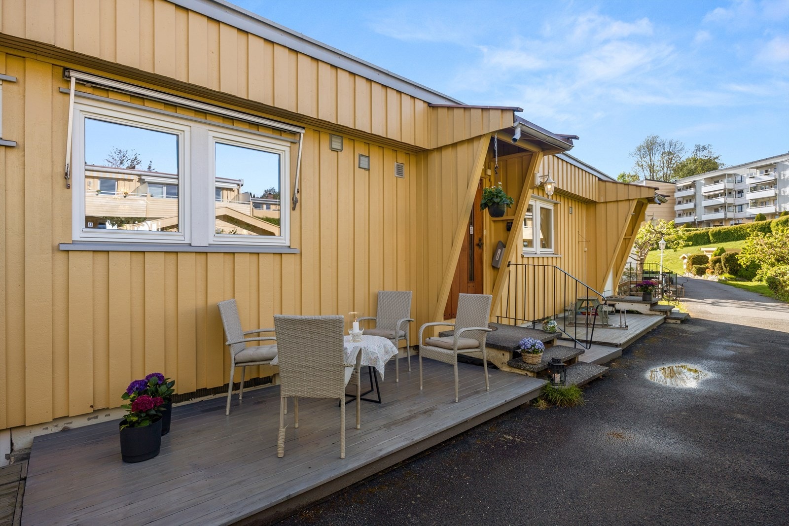 Flott terrasse også på fremsiden av boligen. Galleribilde