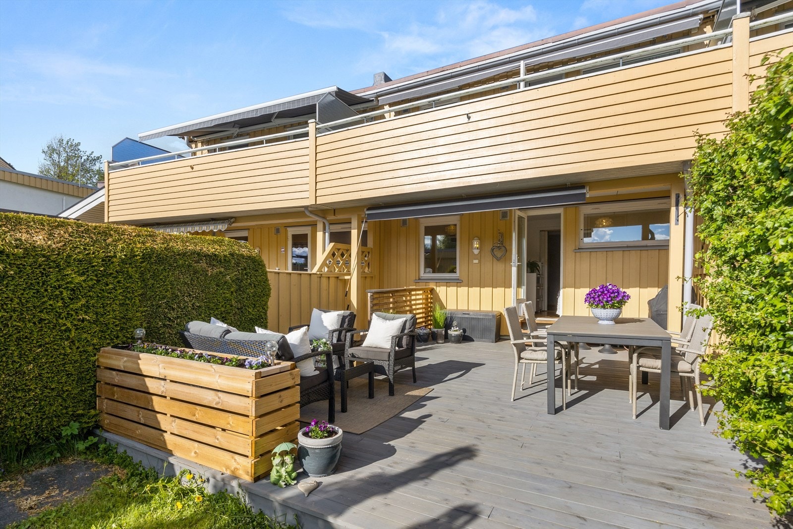 Utgang til terrasse og hage fra ett av soverommene. Galleribilde
