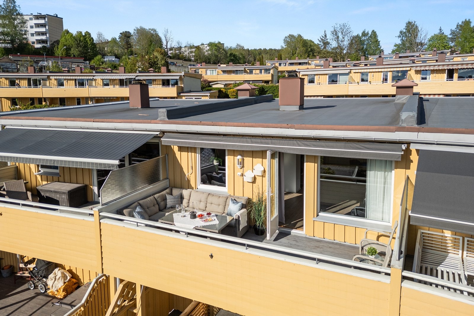 Stuen har direkte utgang til en stor veranda med gode solforhold. Galleribilde