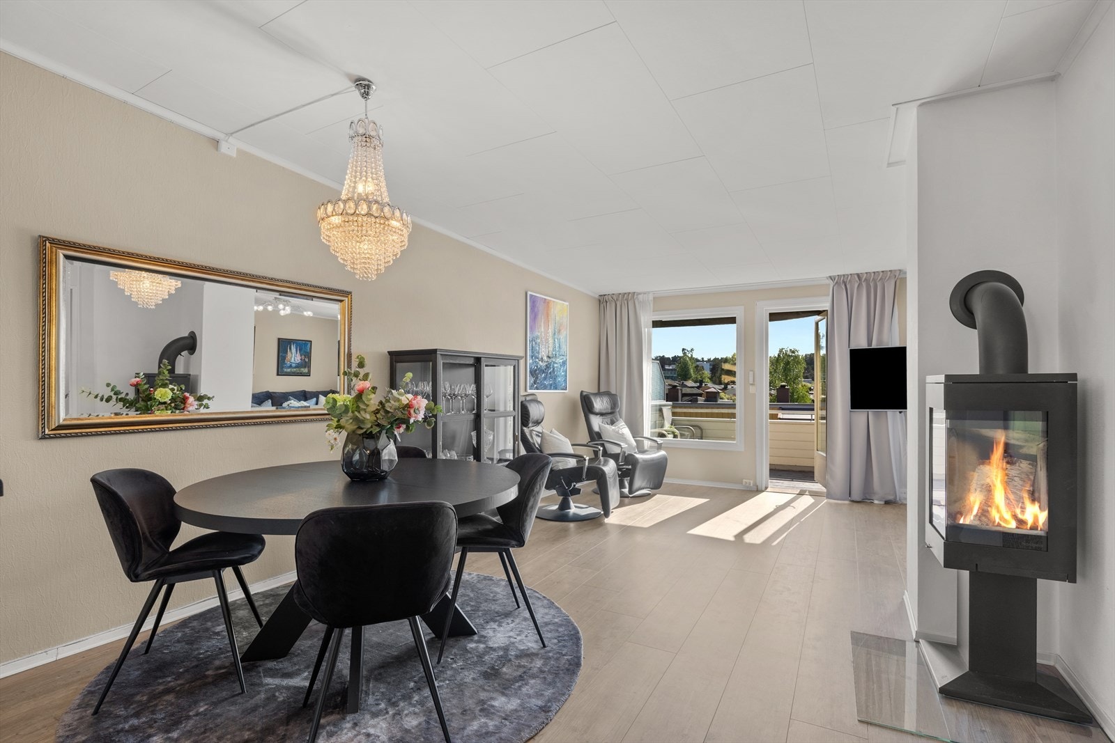 Sosialt midtpunkt - Stuen gir en god følelse av lys og plass. Galleribilde
