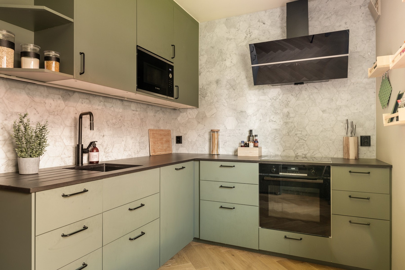 Eksklusive og praktiske løsninger er valgt på kjøkkenet, med blant annet Dekton Sirius keramisk benkeplate i matt utførelse. Galleribilde