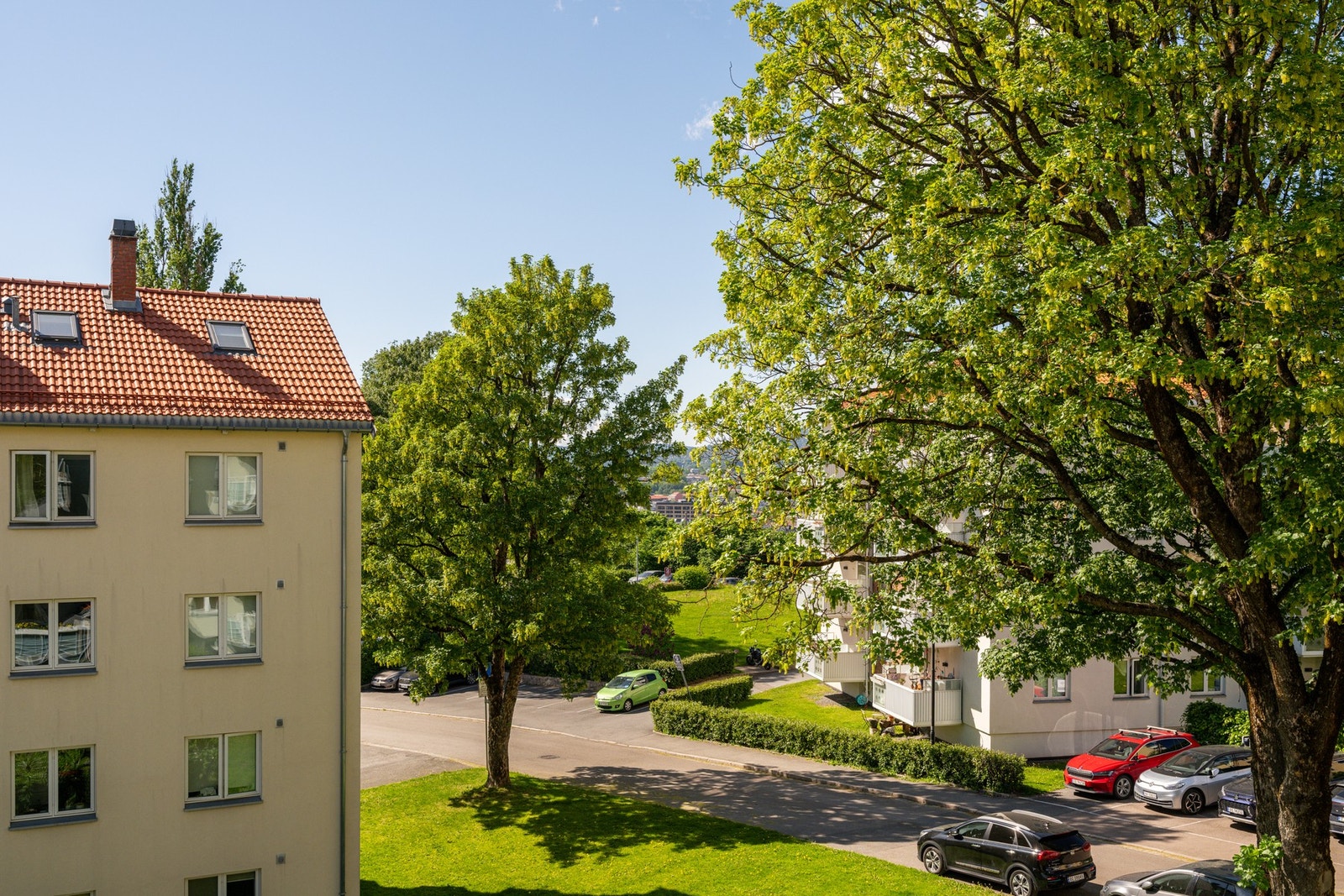 Balkongen oppleves luftig og privat med god avstand til bebyggelsen foran. Galleribilde