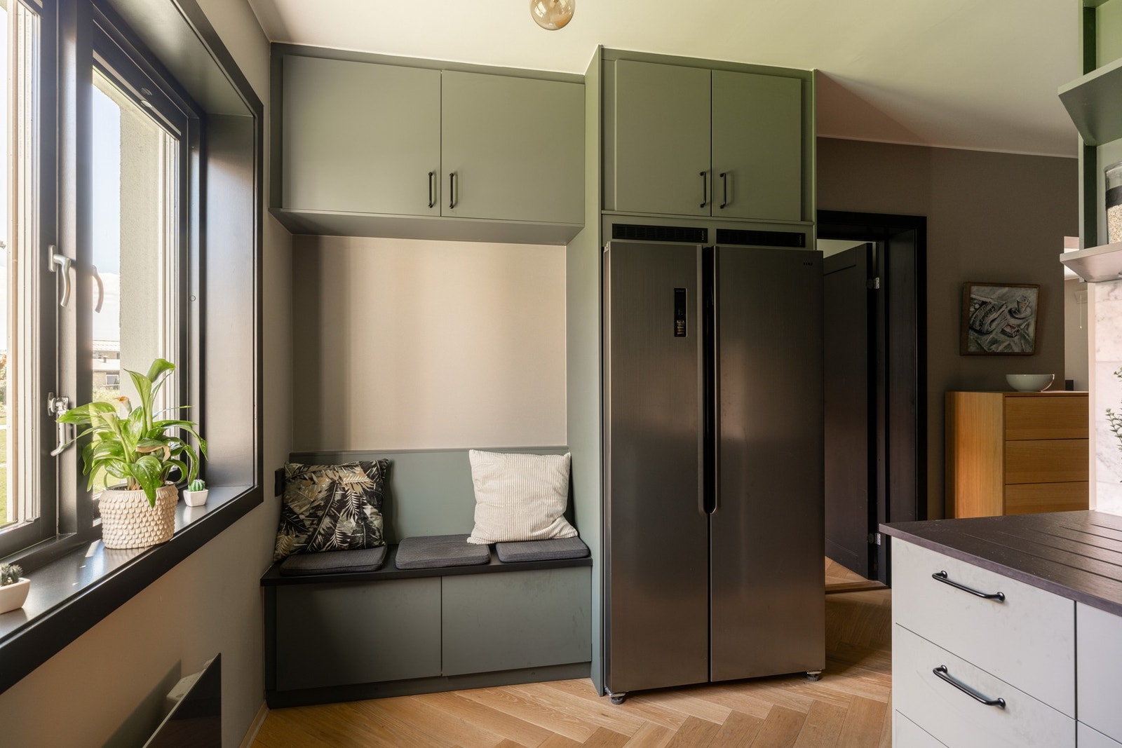 Kjøkkenet er utstyrt med integrerte kvalitetshvitevarer fra Bosch, inkludert induksjonstopp, stekeovn og mikrobølgeovn, samt side-by-side kjøleskap/fryser fra SENZ og oppvaskmaskin fra Grundig - alt medfølger handelen. Galleribilde