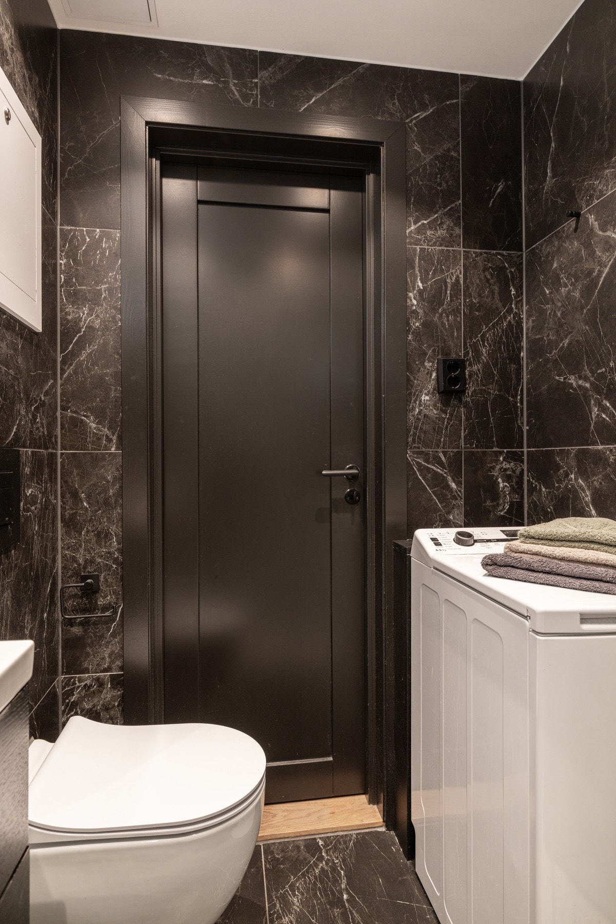 Badet kombinerer tidløse materialvalg med moderne komfort på en svært elegant måte. Galleribilde