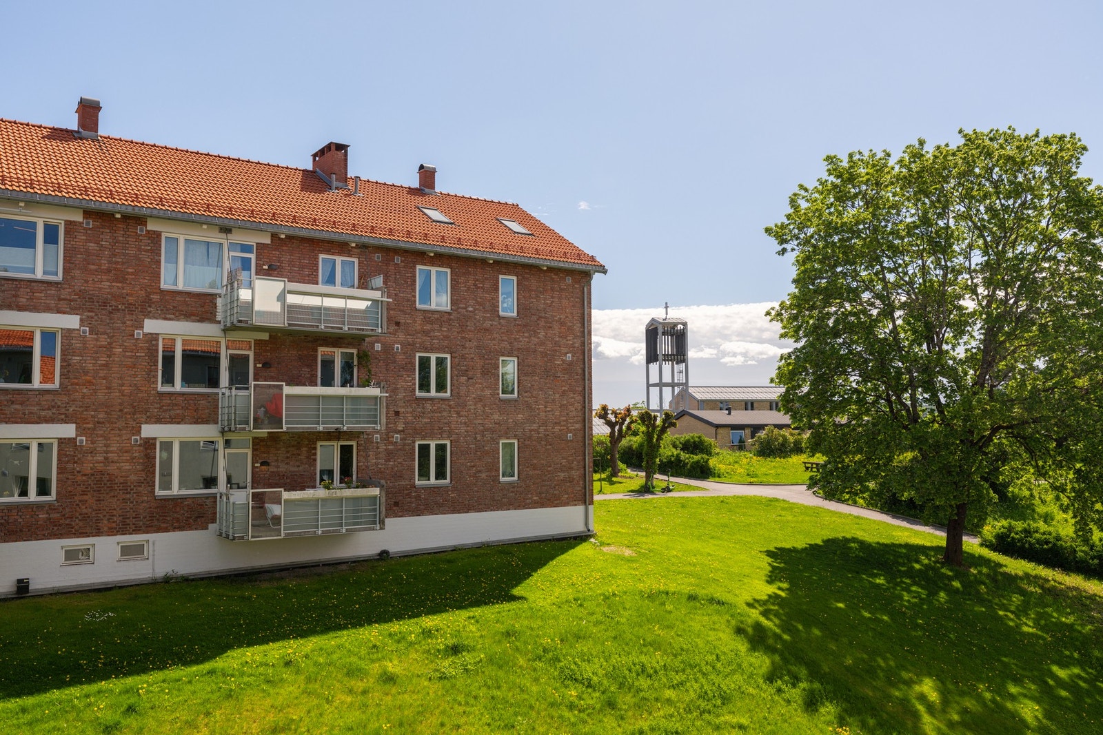 Om du har behov for parkeringsplass er det mulig å både leie og kjøpe plass etter venteliste. Galleribilde