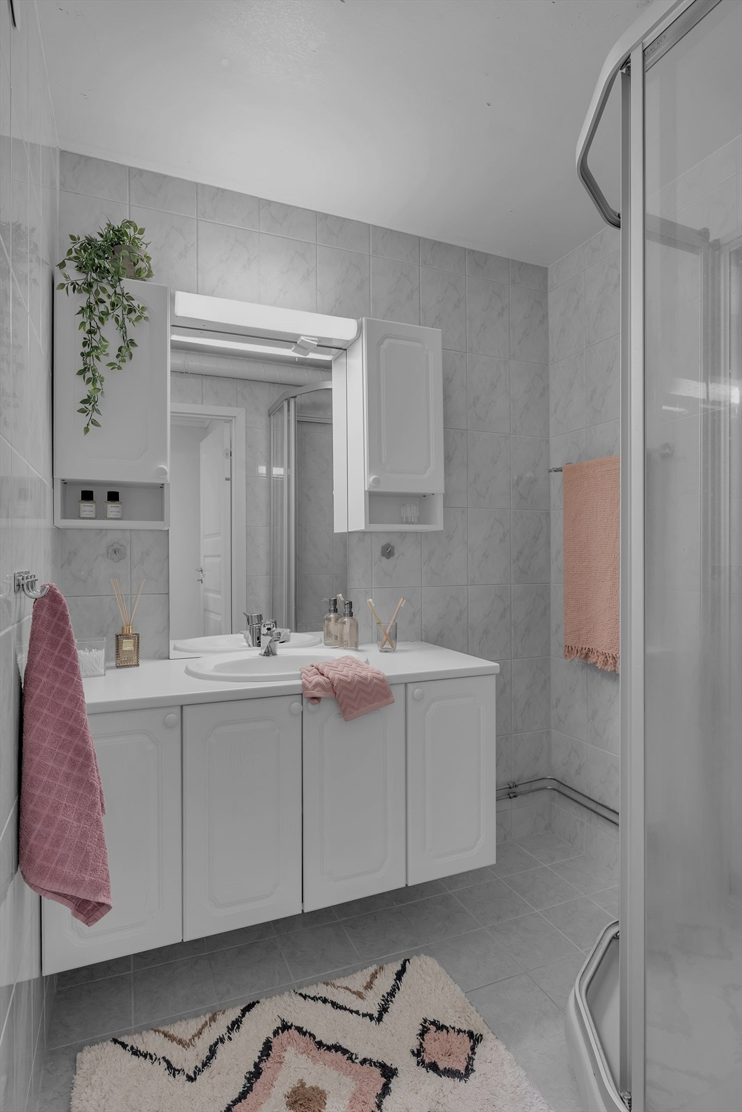 Badet er komplett flislagt med gulvvarme og praktiske innredninger. Galleribilde