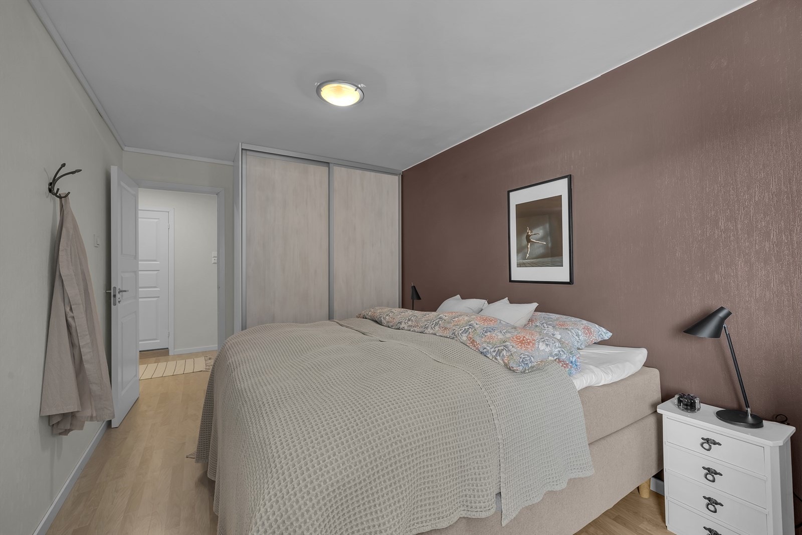 Innredet med praktisk skyvedørsgarderobe. Galleribilde