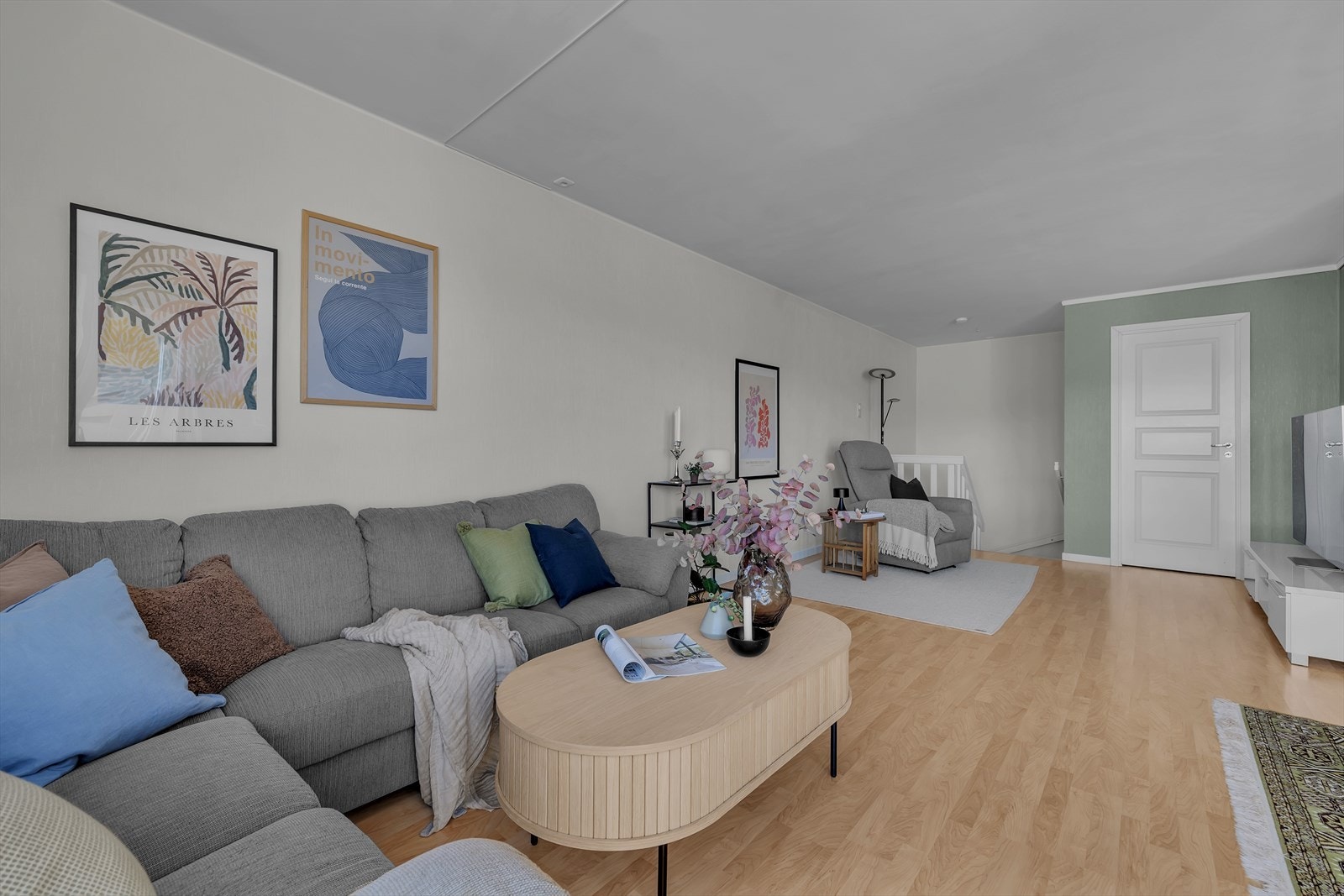Stuen byr på en åpen planløsning med flere møbleringssoner. Galleribilde