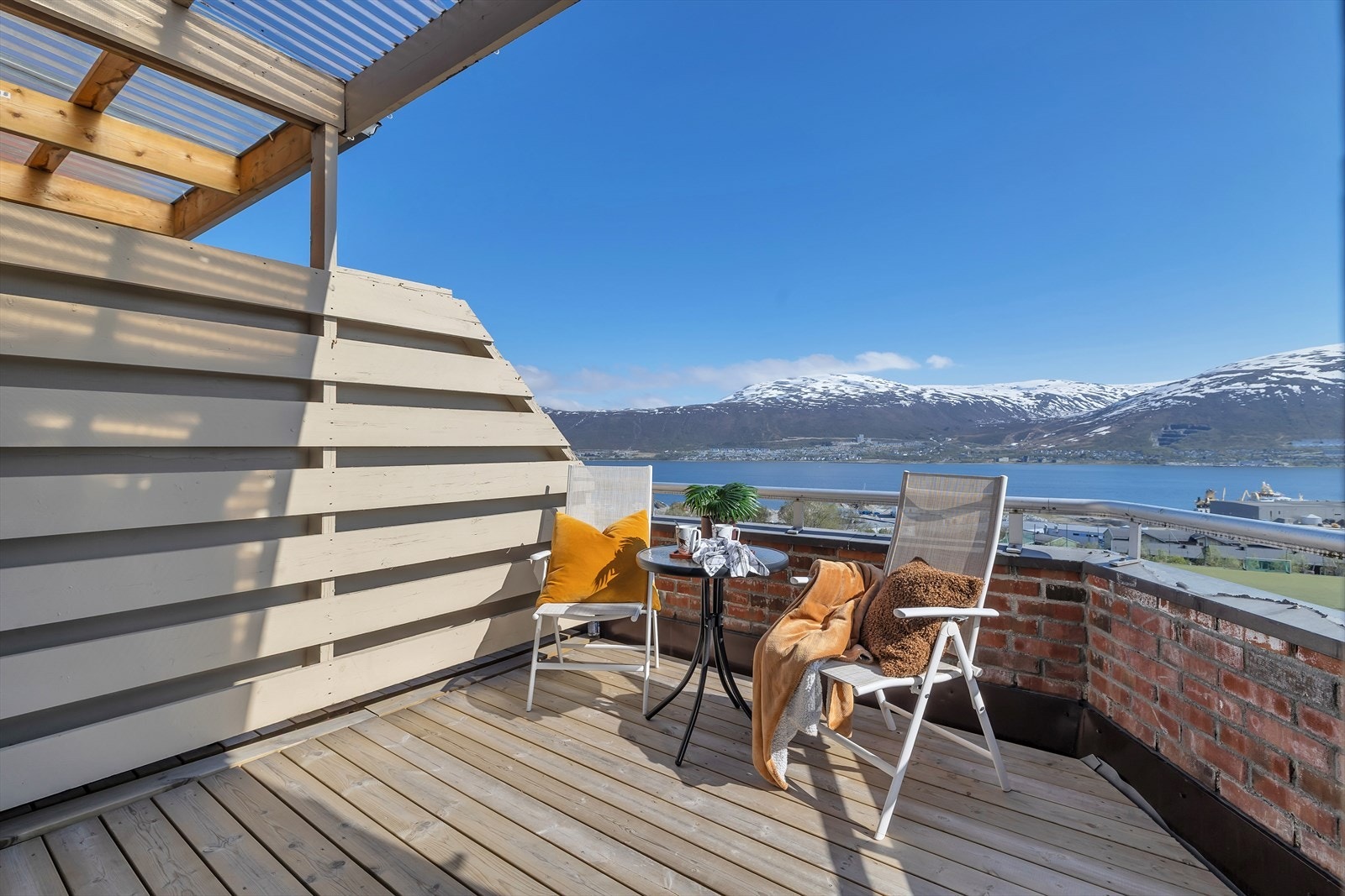 Utgang fra stuen til balkongen hvor du kan tilbringe varme sommerdager i solsteiken med flott utsikt. Galleribilde