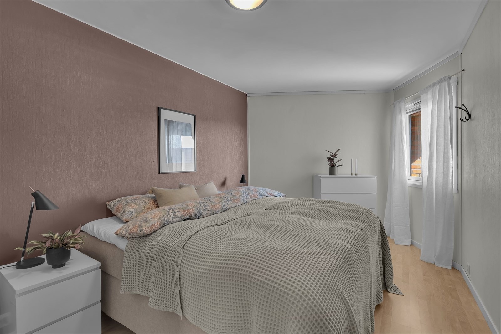 Soverom 1 - Romslig, med god plass til stor seng. Galleribilde