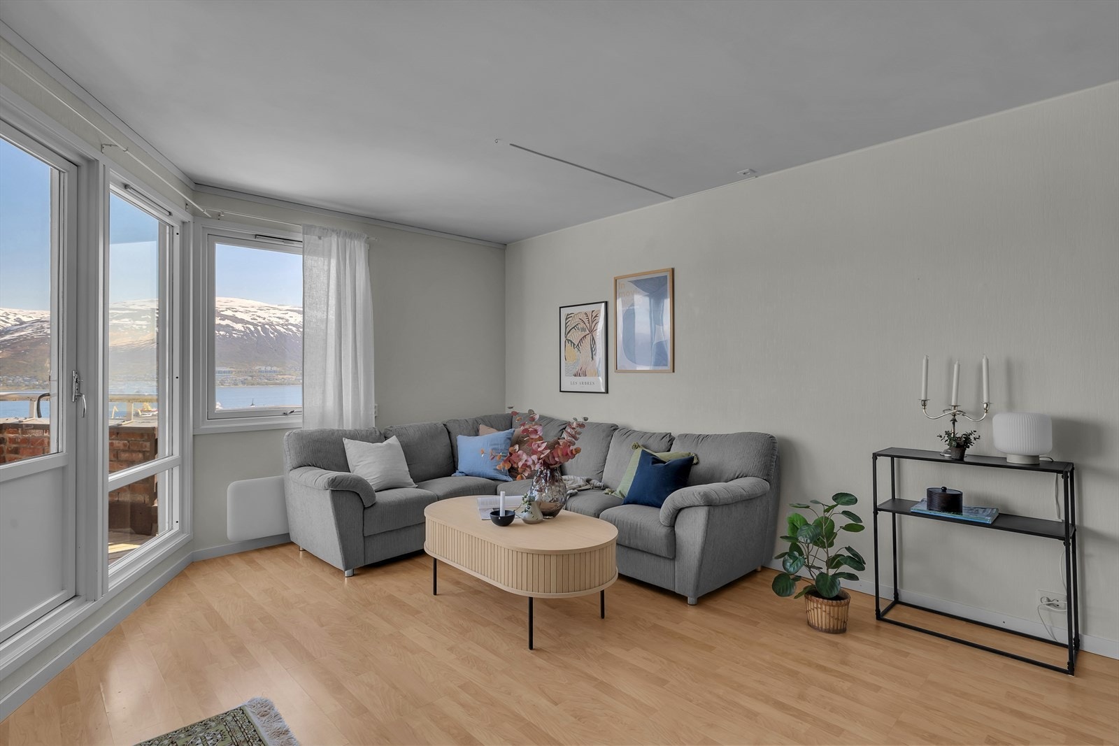 Innbydende stue med rikelig naturlig lysinnslipp gode møbleringsmuligheter. Galleribilde