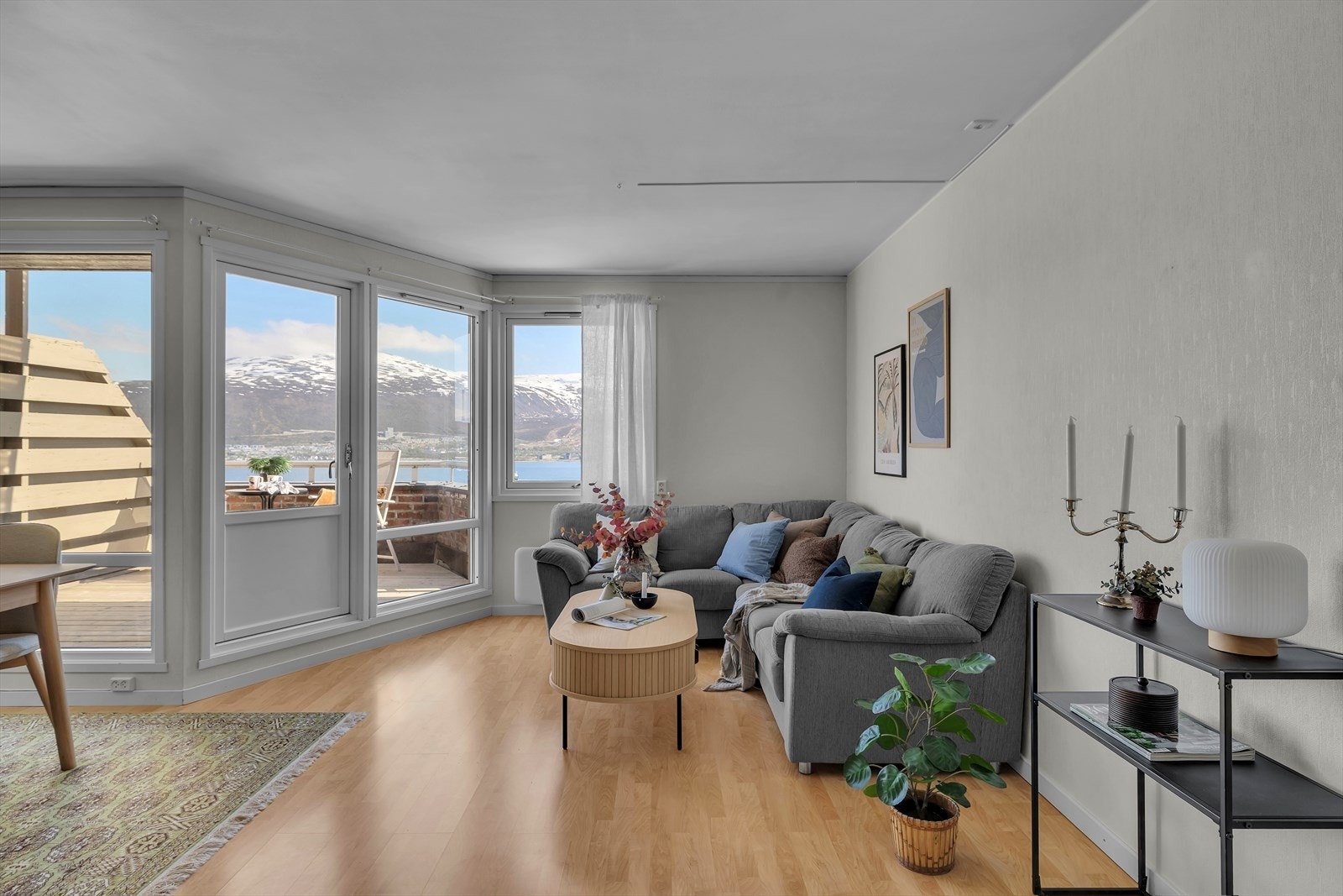 Velholdt og romslig 3-roms over to plan med parkering, god planløsning og balkong med gode sol- og utsiktsforhold! Galleribilde
