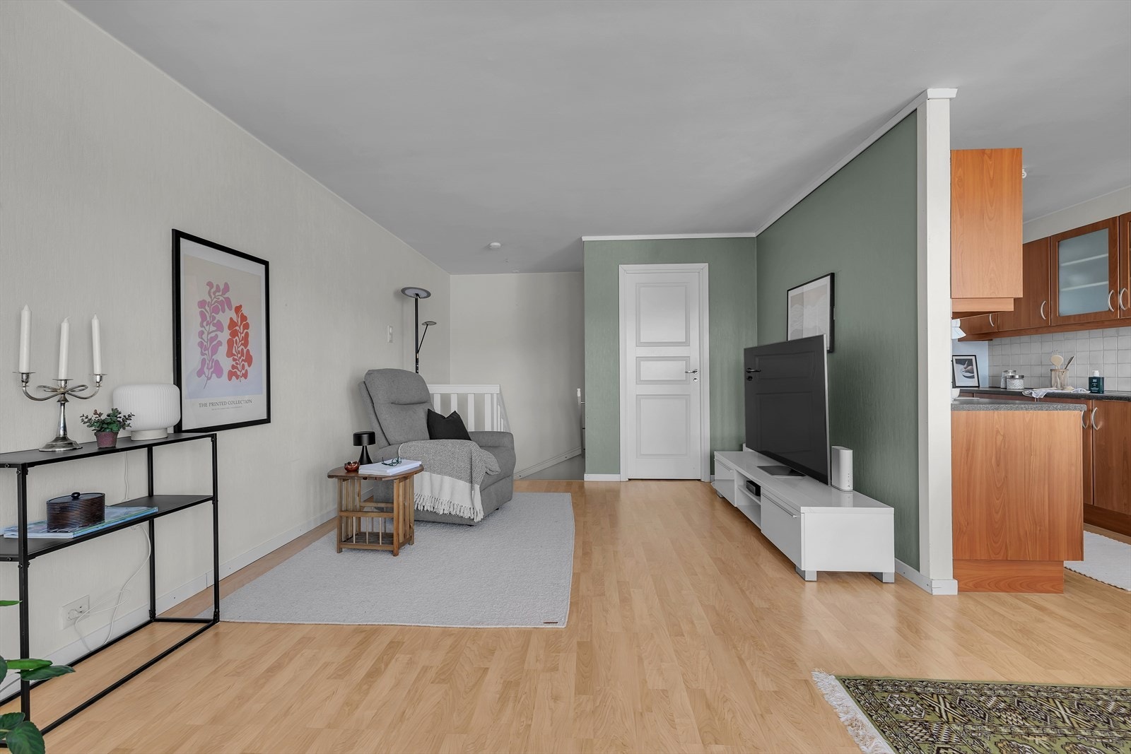 Stuen og kjøkkenet ligger på boligens andre plan. Galleribilde