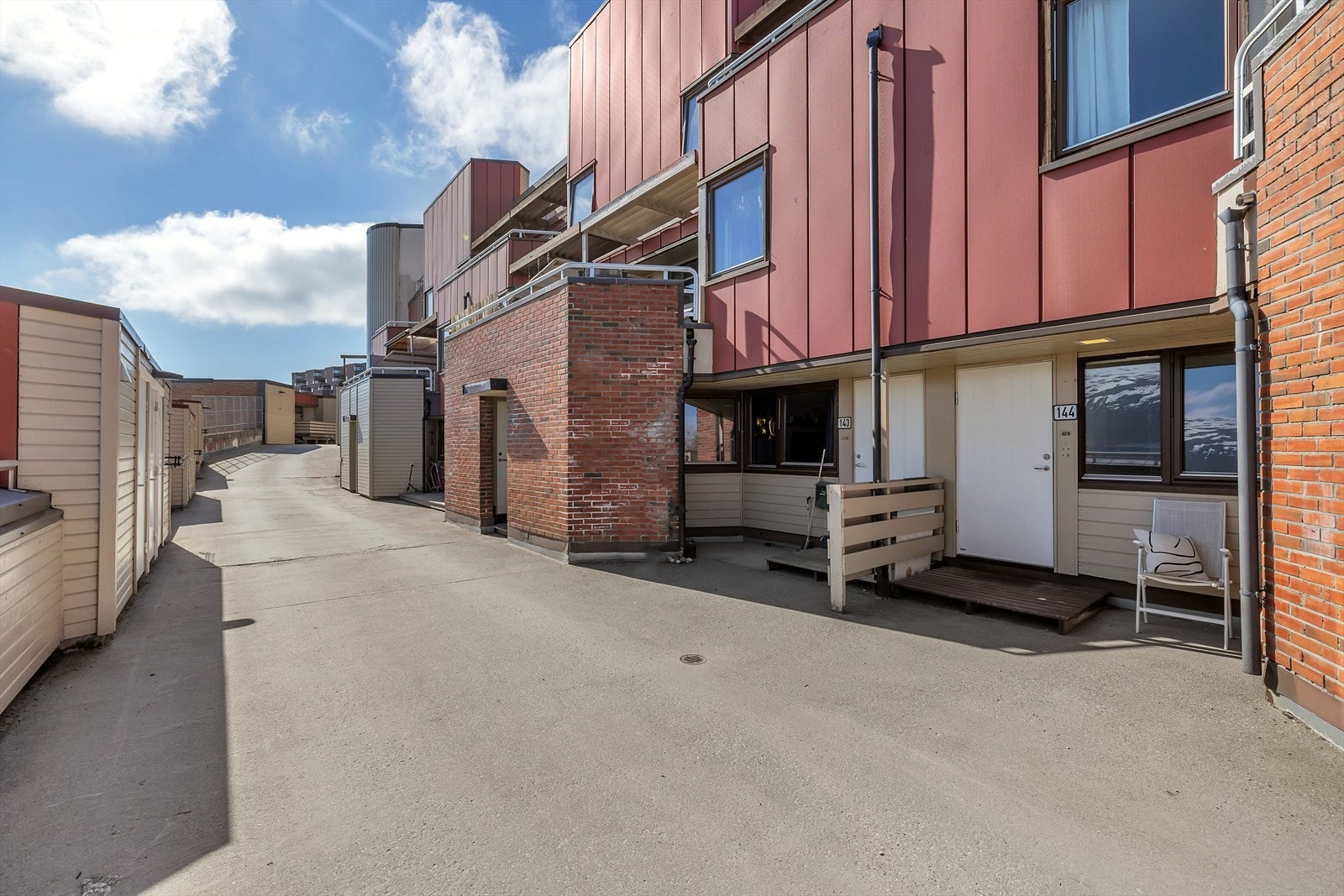 Leiligheten disponerer en bod like utenfor inngangspartiet. Galleribilde