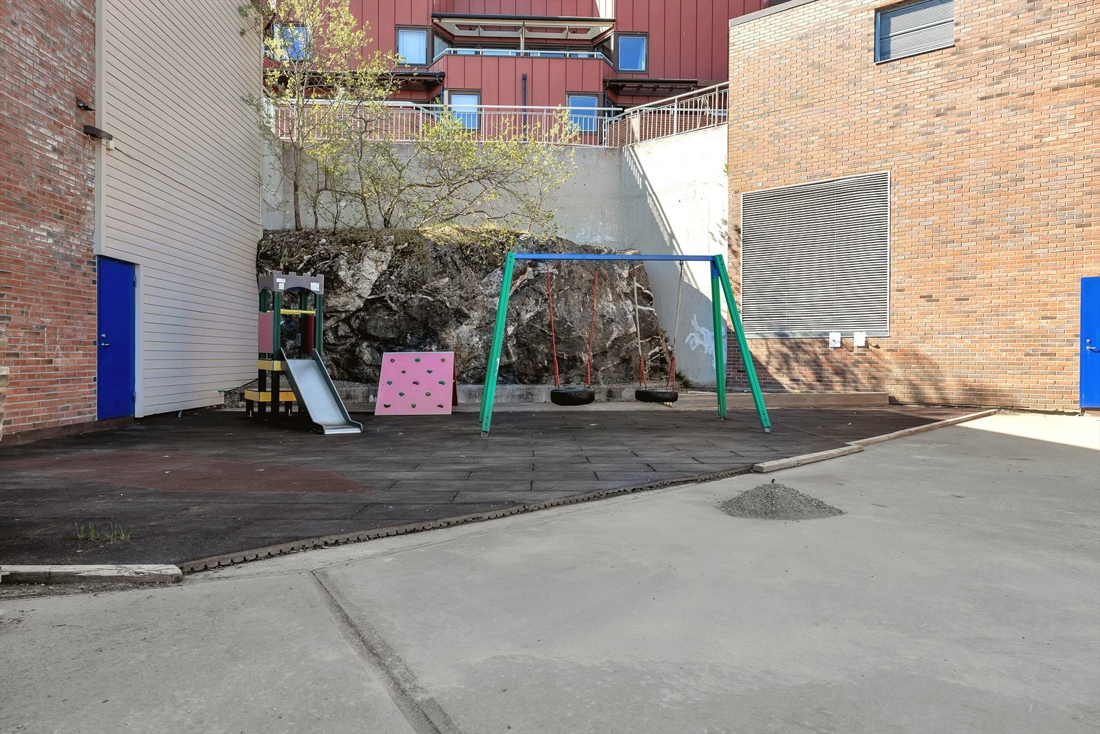 Nærområdet byr blant annet på lekeplasser, fotballbane, skole, barnehage, matbutikk og mye mer! Galleribilde