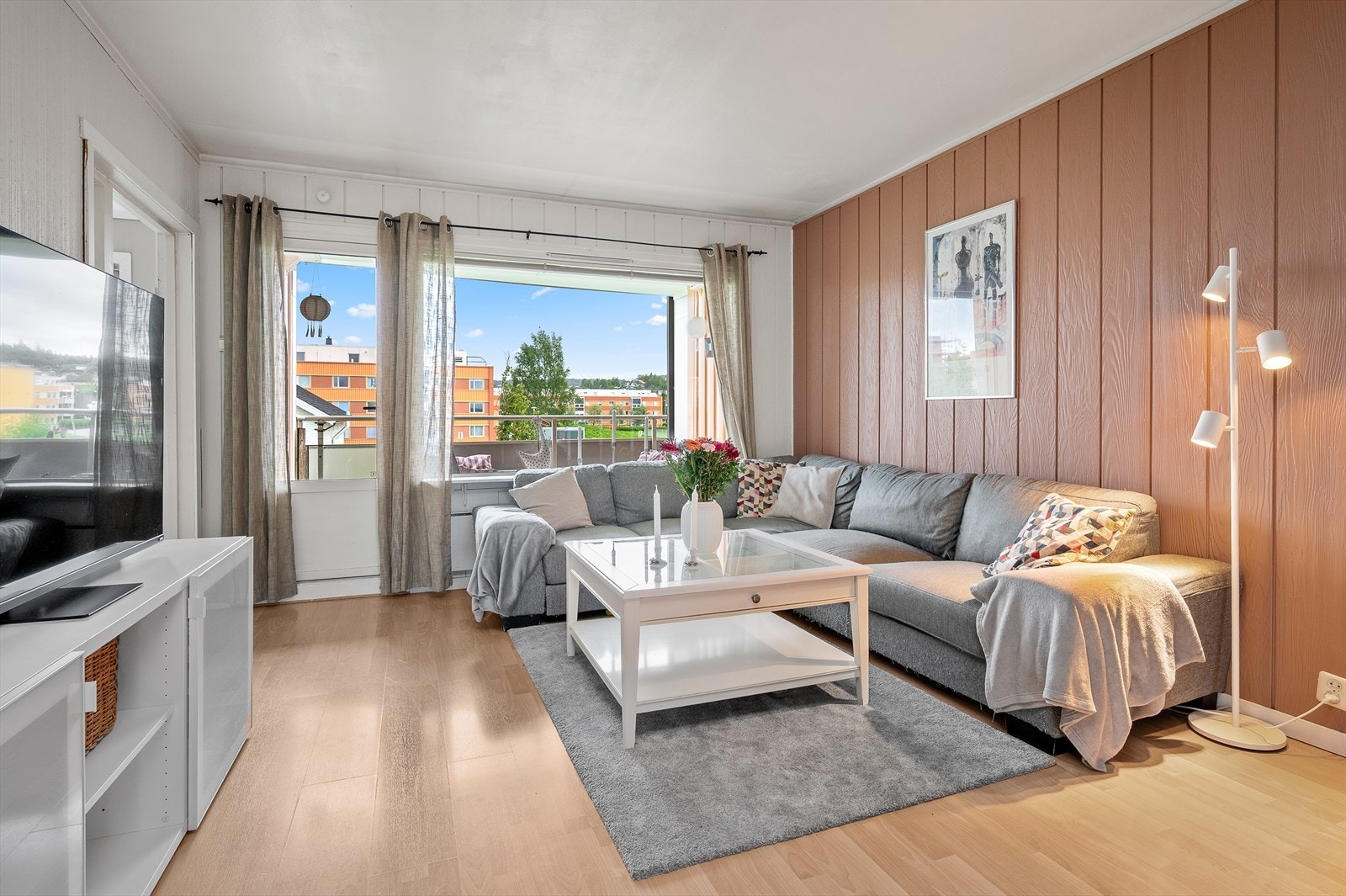 Her får man en åpen stue på hele 22 m² med gode møbleringsmuligheter. Galleribilde