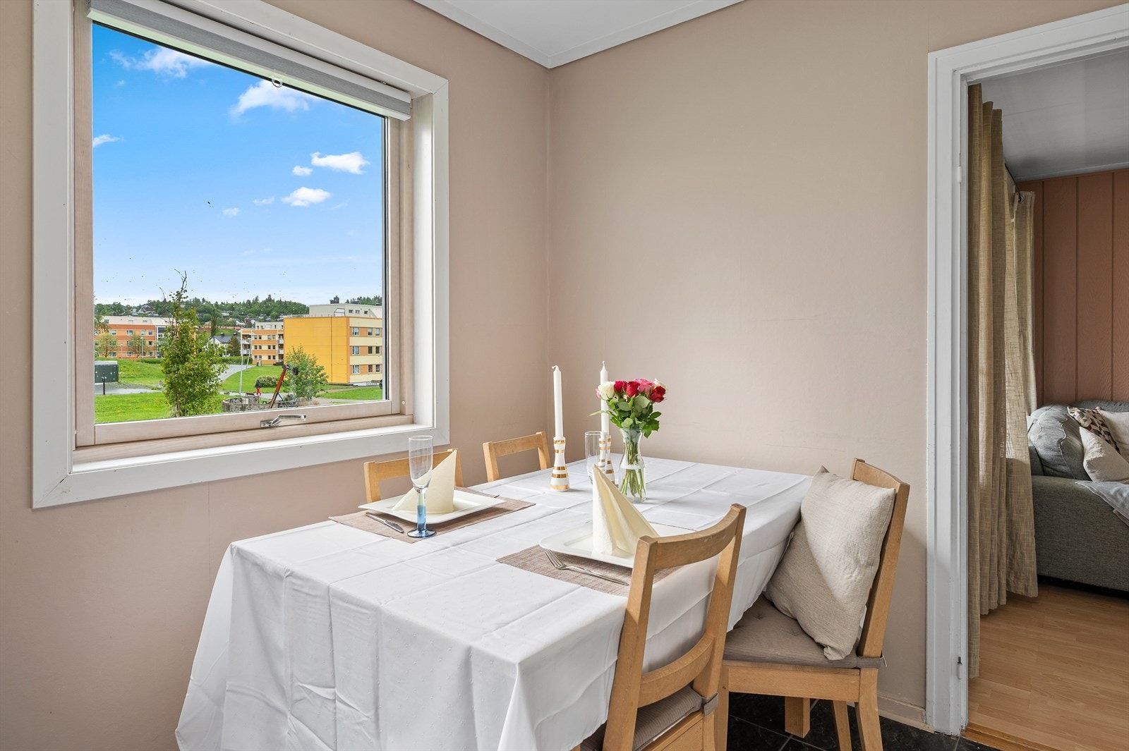 Fra kjøkkenet er det også rikelig med vindusflater som bidrar til godt naturlig dagslys. Galleribilde