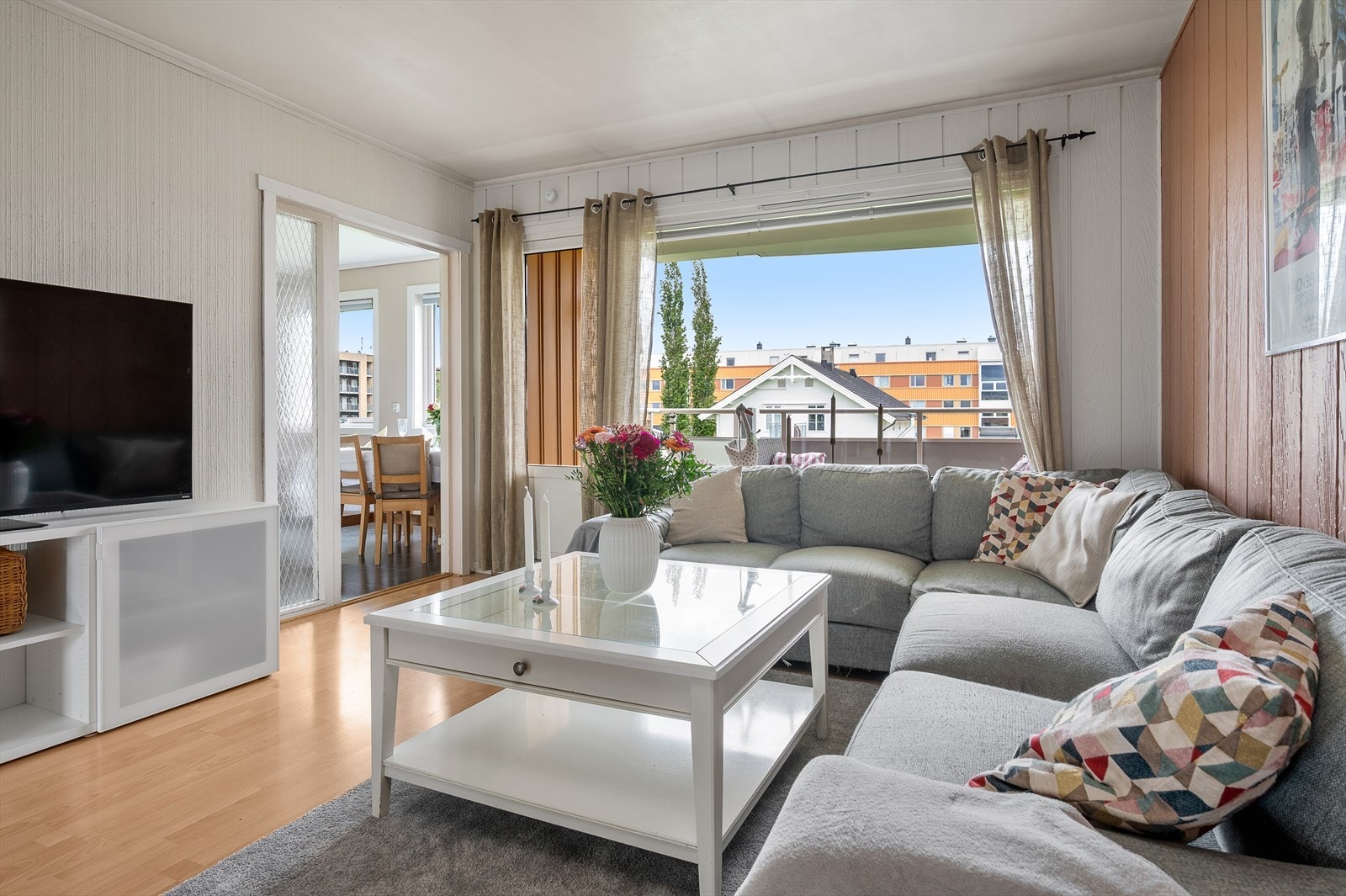 De rause vindusflatene bidrar til rikelig med naturlig lysinnslipp. Galleribilde