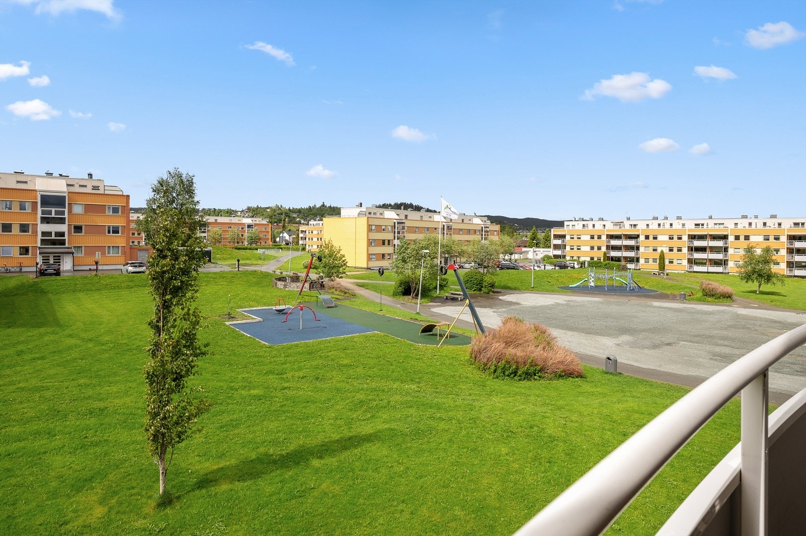 Balkongen er på hele 8 m² og er vendt ut mot et rolig fellesområde. Galleribilde