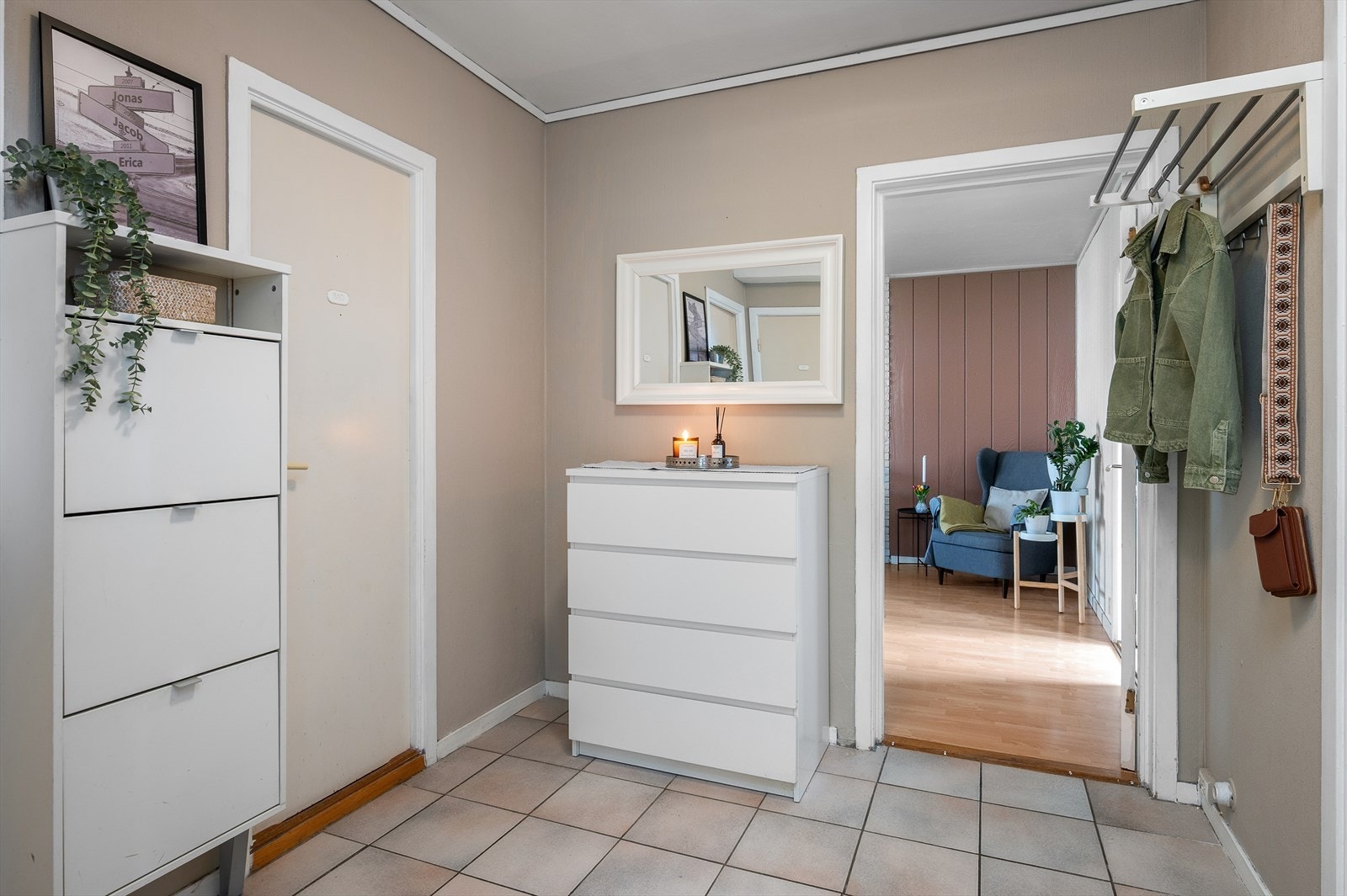 Entréen måler 7 kvm og har god plass til å henge fra seg yttertøyet. Galleribilde