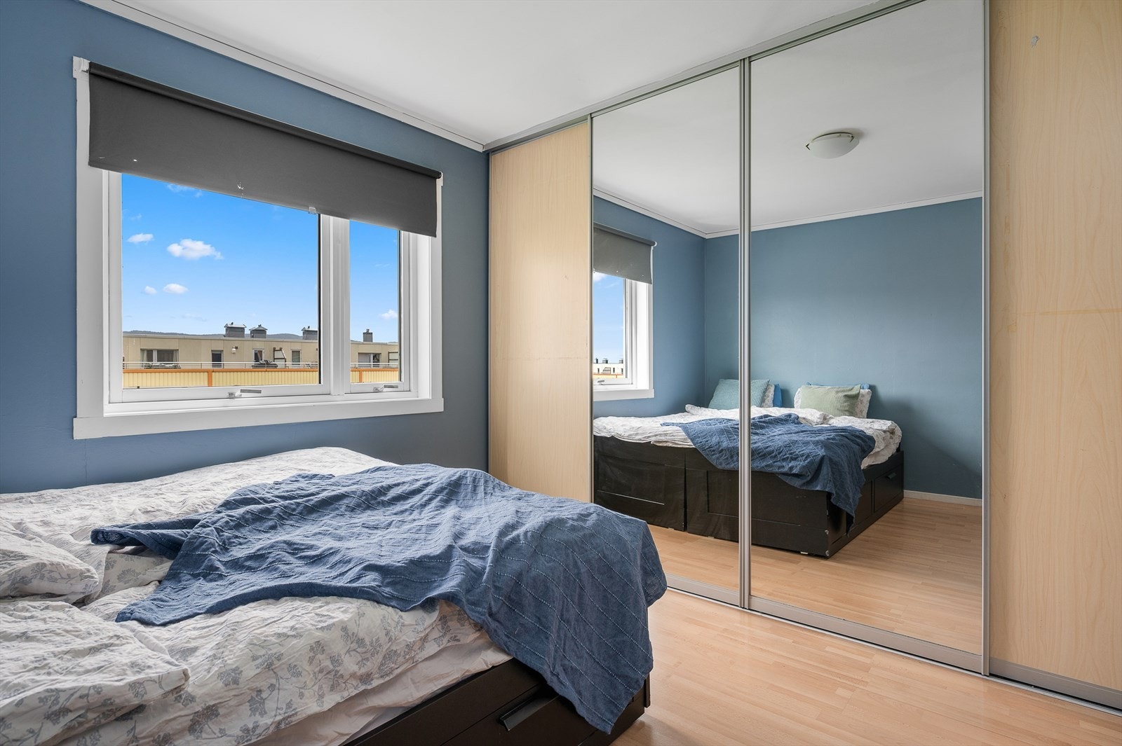 Her er det montert skyvedørsgarderobe som gir godt med ekstra lagringsplass. Galleribilde