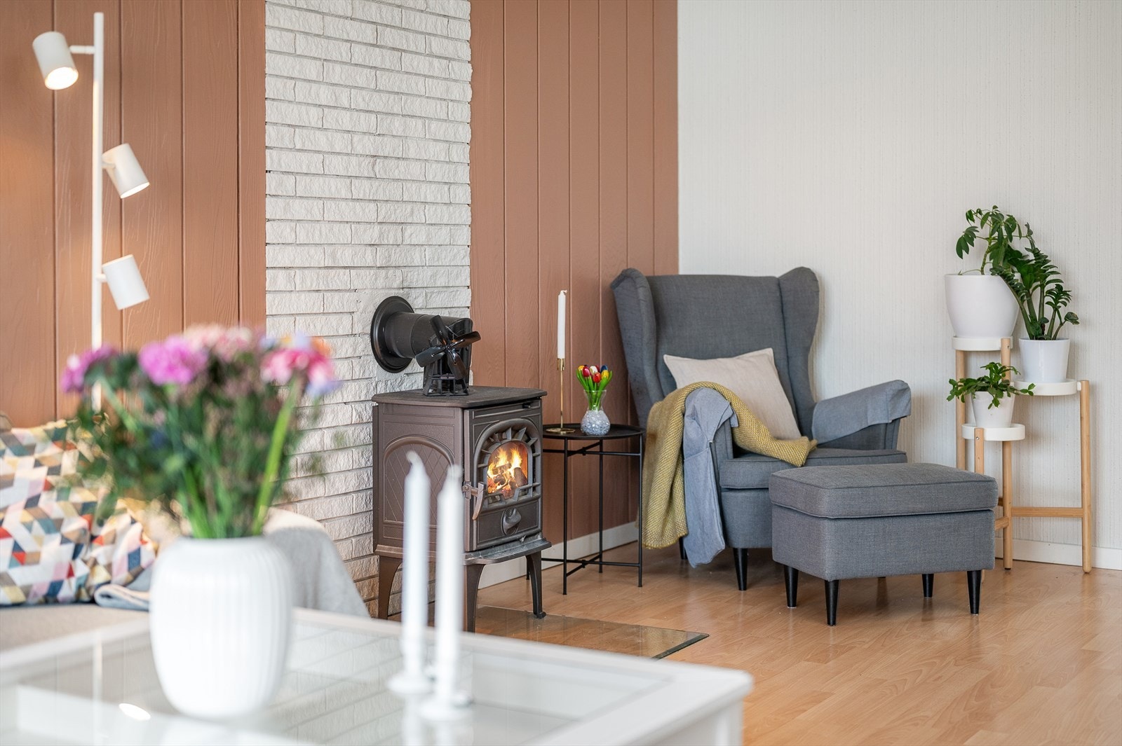 Boligen varmes opp av behagelig vedfyring og xx Galleribilde