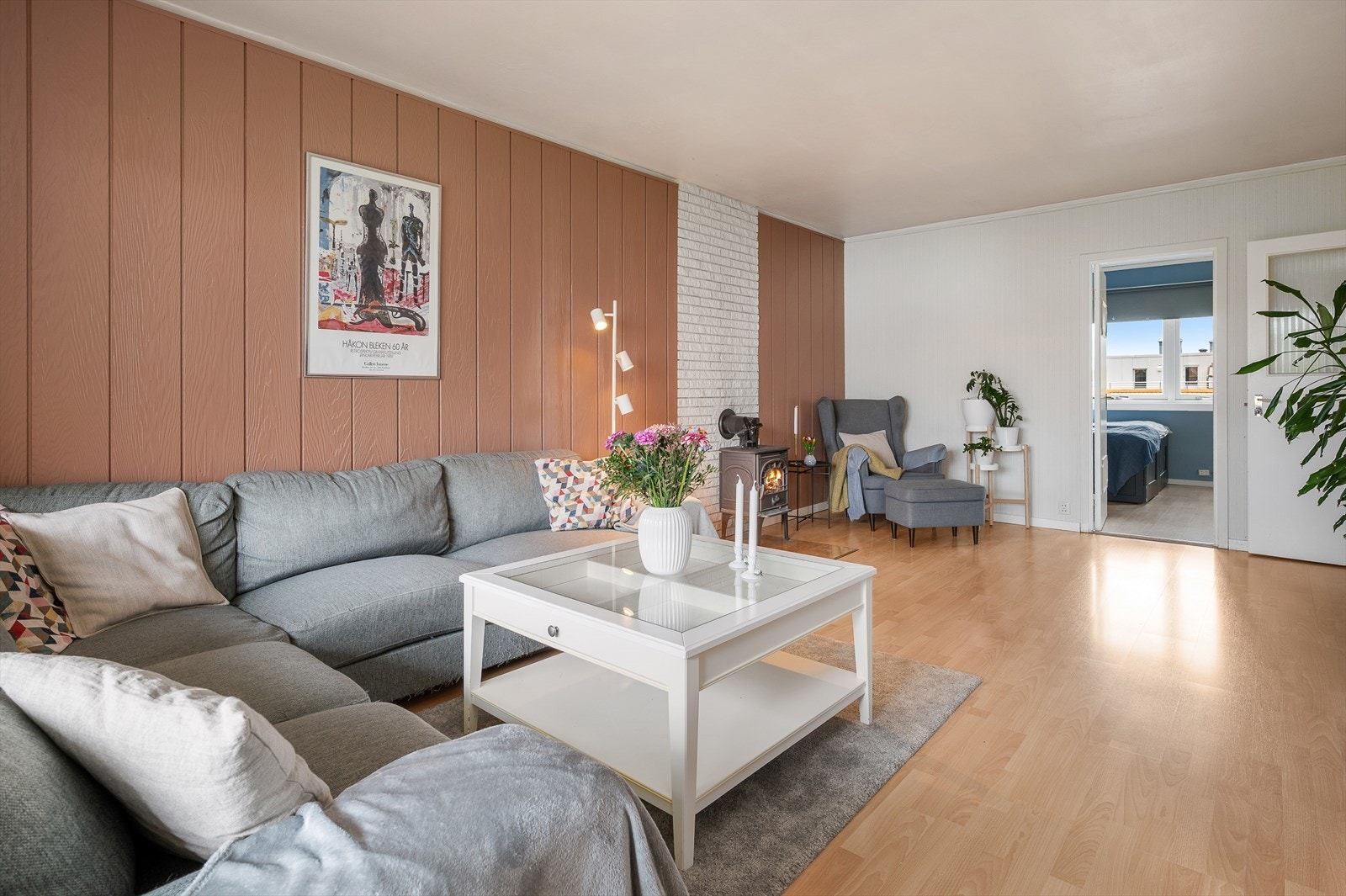 Oppvarmingen av leiligheten skjer i hovedsak ved bruk av panelovner (elektrisk oppvarming), gulvvarme/varmekabler i enkelte rom og ildsted plassert i stue. Galleribilde