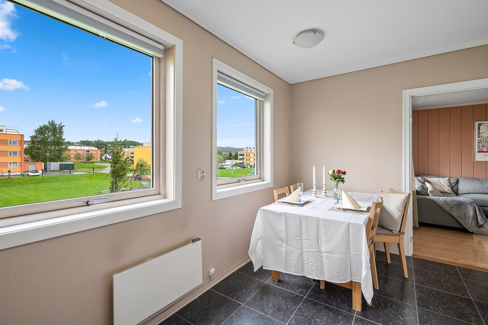 Kjøkkenet nyter godt av et romslig areal på 13 m² med god plass kjøkkenbord. Galleribilde