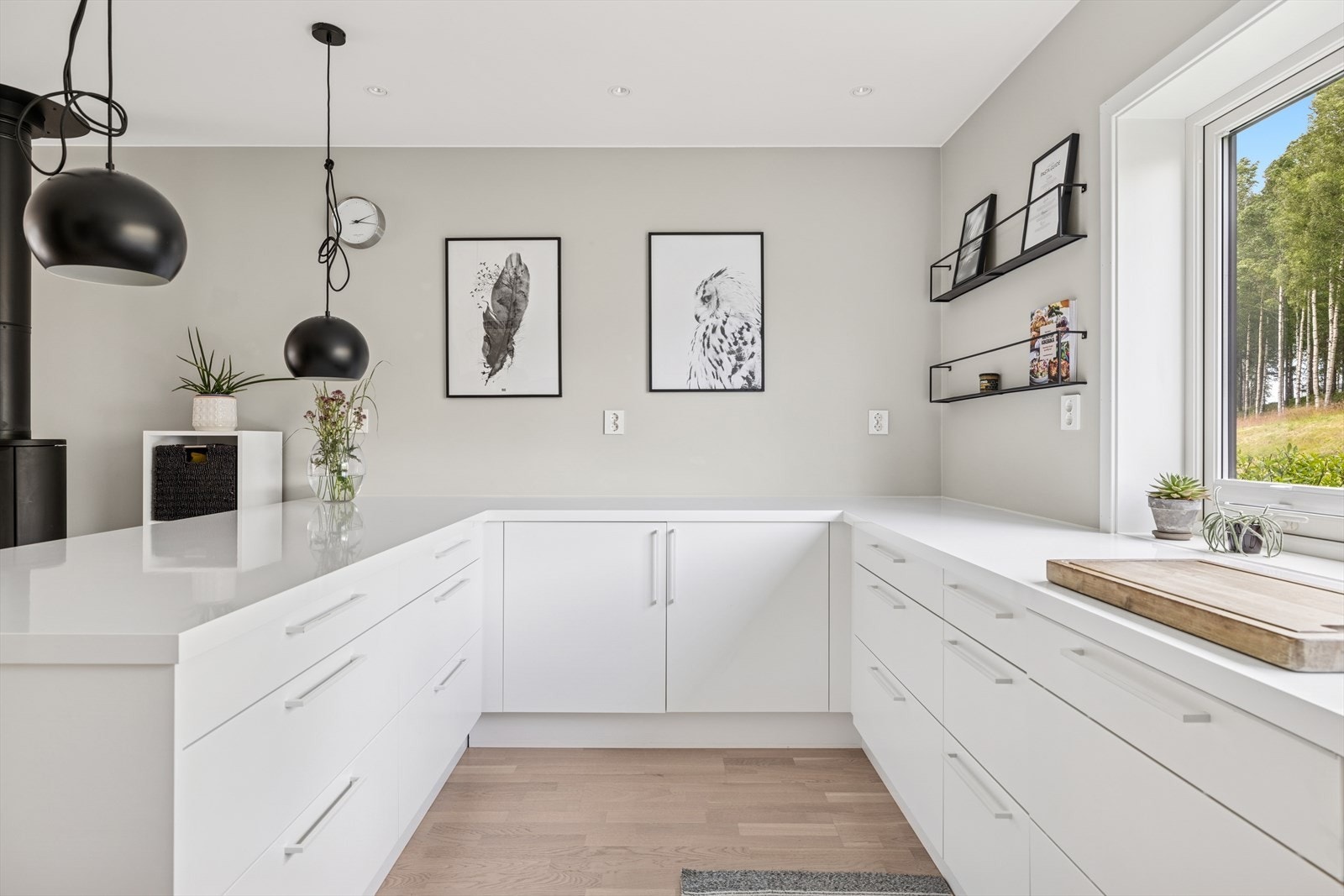 Innredning med malte glatte fronter og laminat benkeplate. Galleribilde