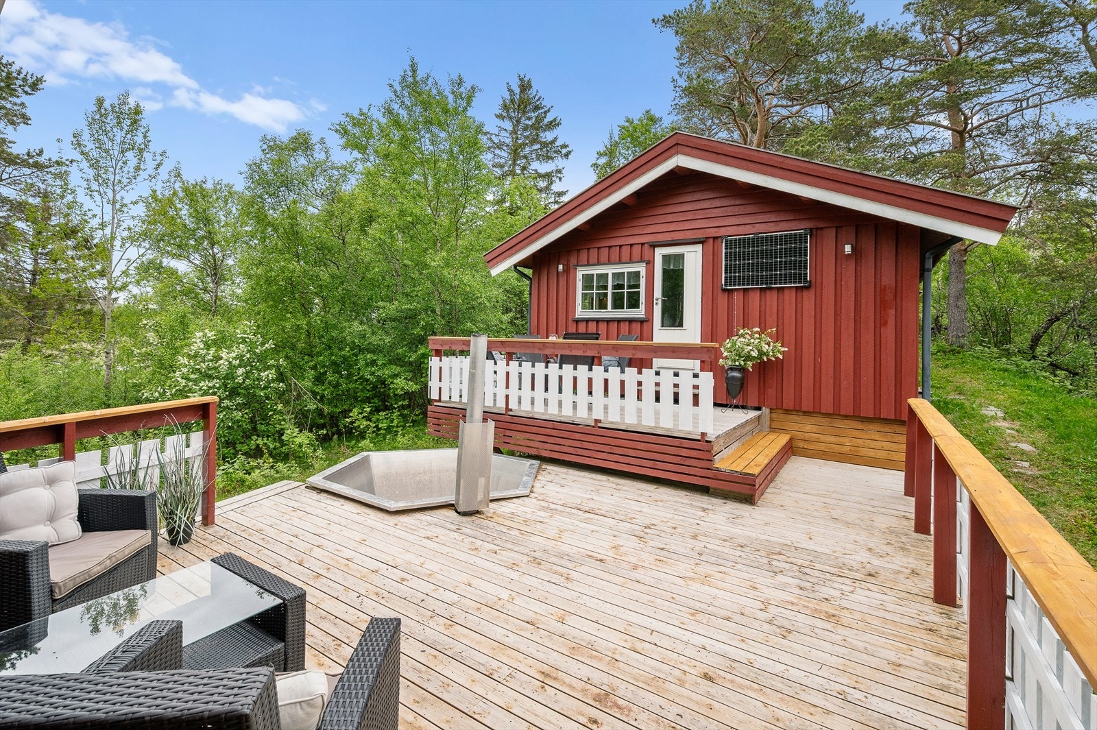 Den store plattingen gjør dette til et perfekt sted for både sommer og vinterhygge. Hytta har helt nytt solcelleanlegg i tillegg til et splitter nytt aggregat. Galleribilde