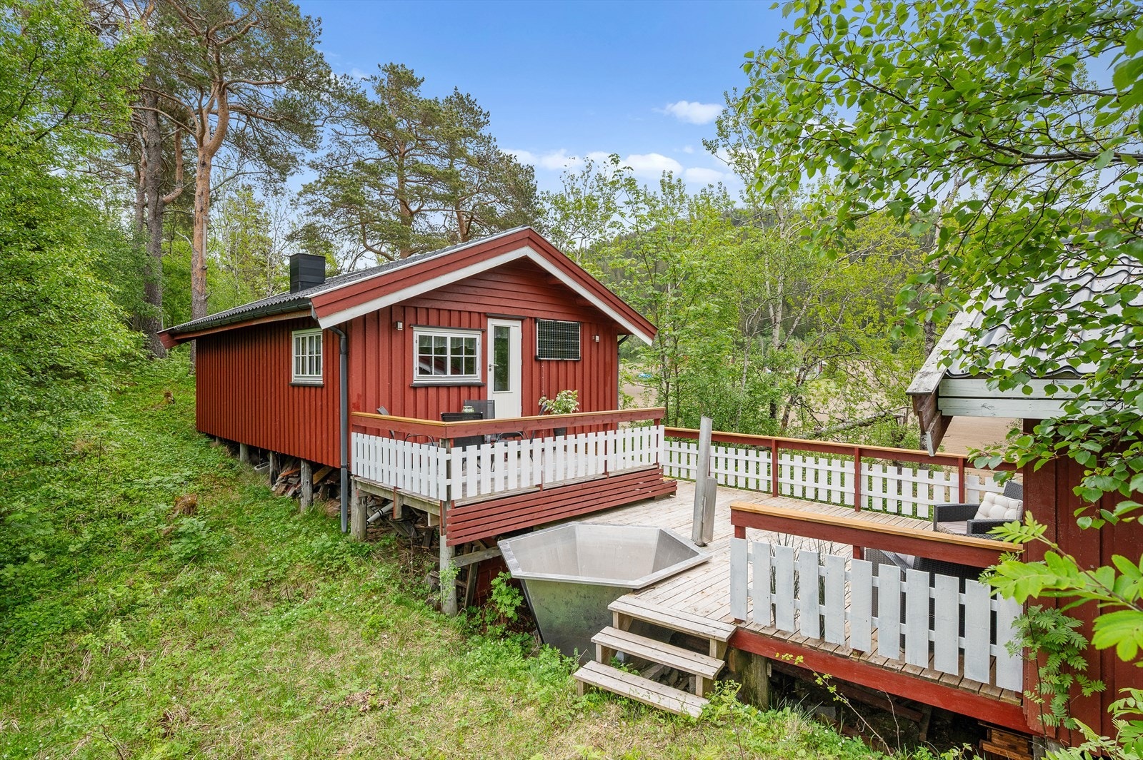 I tillegg vil du få nærhet til det meste du trenger av servicefasiliteter, dagligvarebutikker, fiskemuligheter og flotte turmulighet. Ca. 1 time til/fra Trondheim. Galleribilde