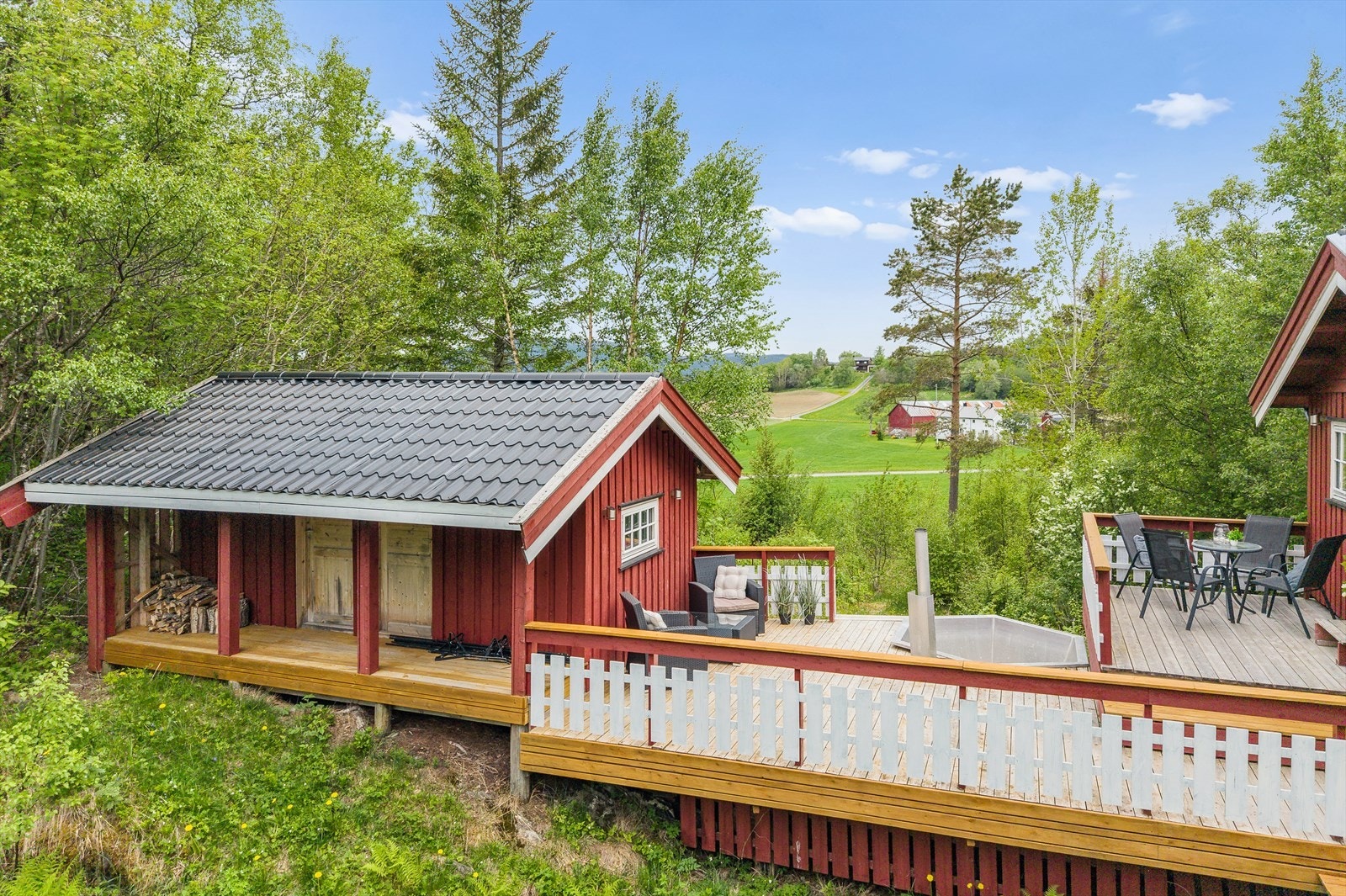Fra terrassen har du enkel adkomst til uthuset. Galleribilde
